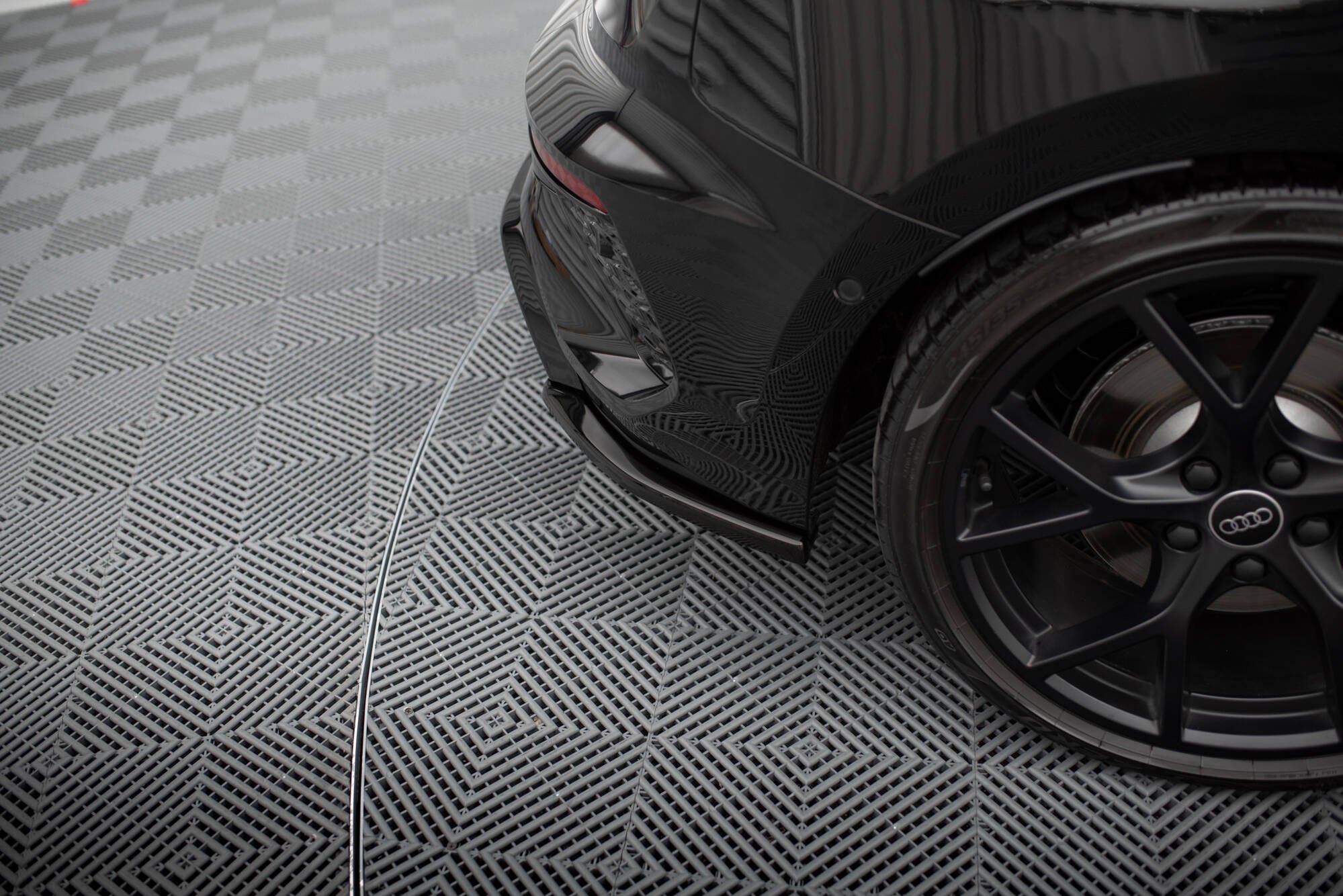 Maxton Design Heck Ansatz Flaps Diffusor V.2 passend für Audi RS3 Sportback 8Y schwarz Hochglanz