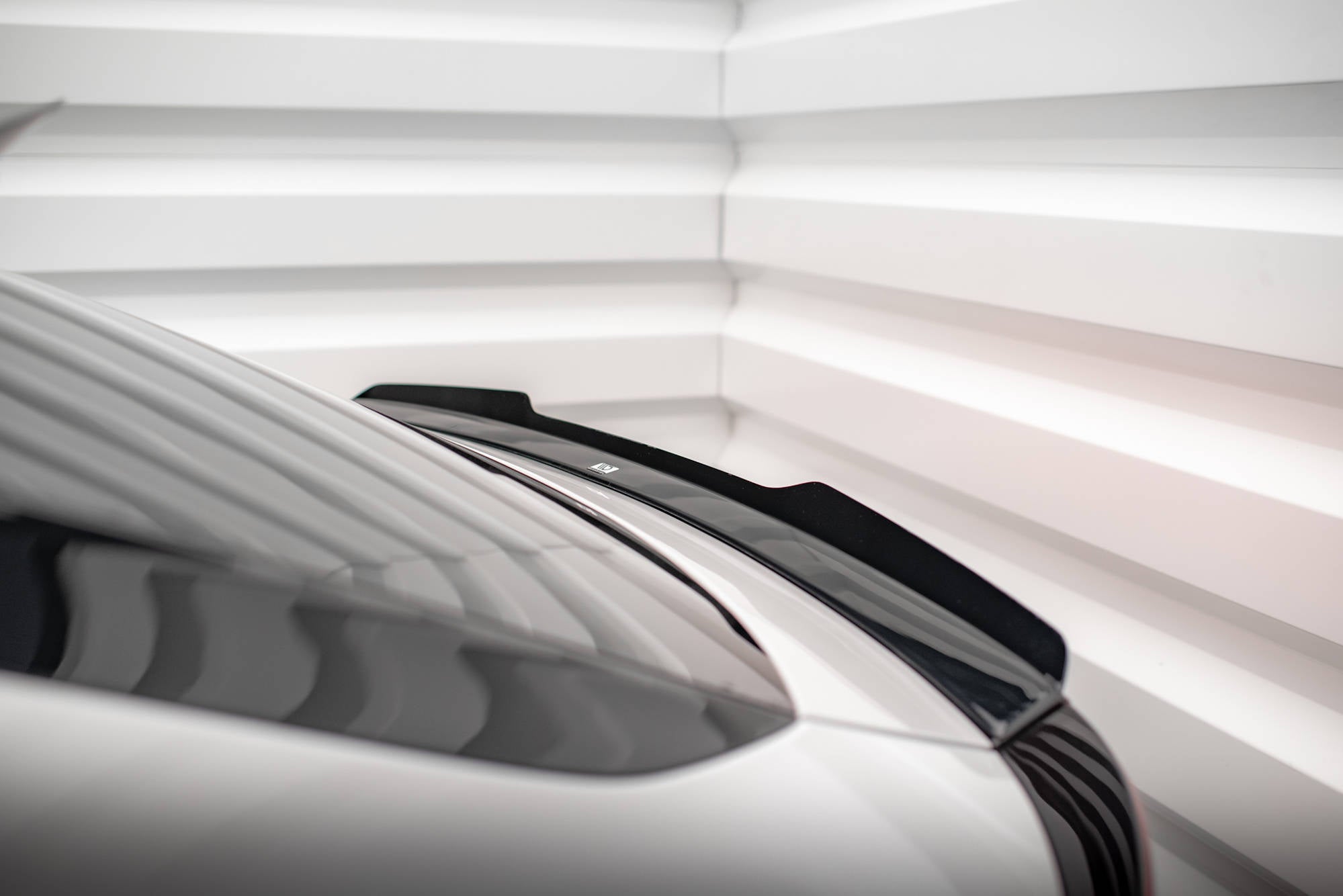 Maxton Design Niedriger Spoiler CAP passend für Kia EV6 Mk1 schwarz Hochglanz