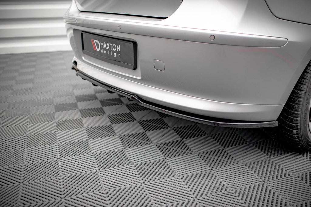 Maxton Design Street+ Mittlerer Diffusor RACE passend für BMW 1er E81 Facelift schwarz Hochglanz