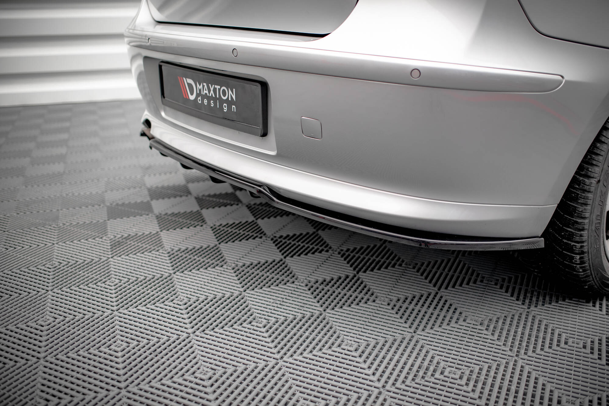 Maxton Design Street+ Mittlerer Diffusor RACE passend für BMW 1er E81 Facelift schwarz Hochglanz