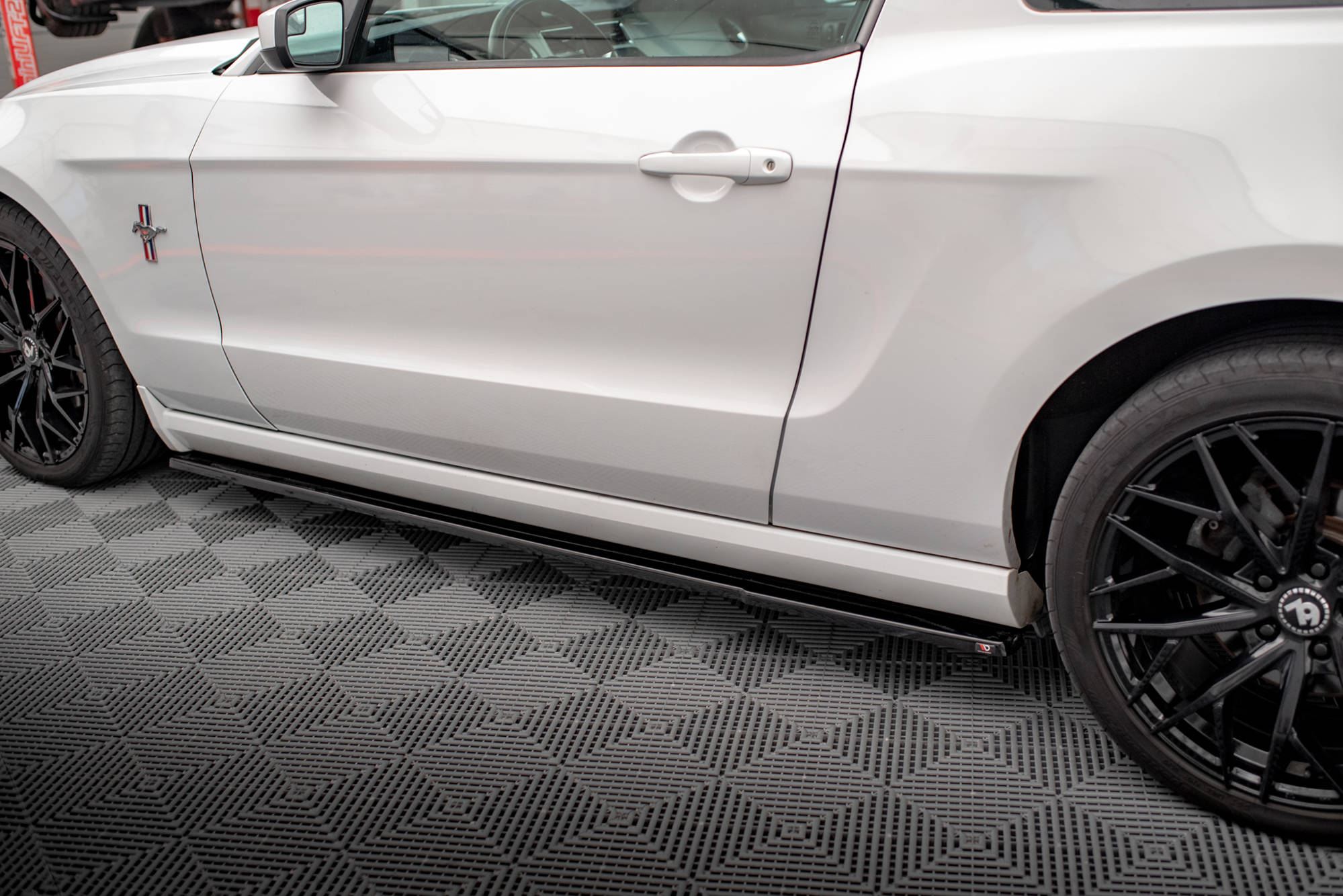 Maxton Design Street+ Seitenschweller Leisten passend für Ford Mustang Mk5 Facelift schwarz Hochglanz
