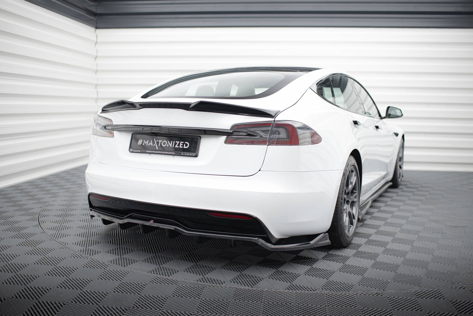 Maxton Design Street+ Mittlerer Diffusor RACE passend für V.1 Tesla Model S Plaid Mk1 Facelift schwarz Hochglanz