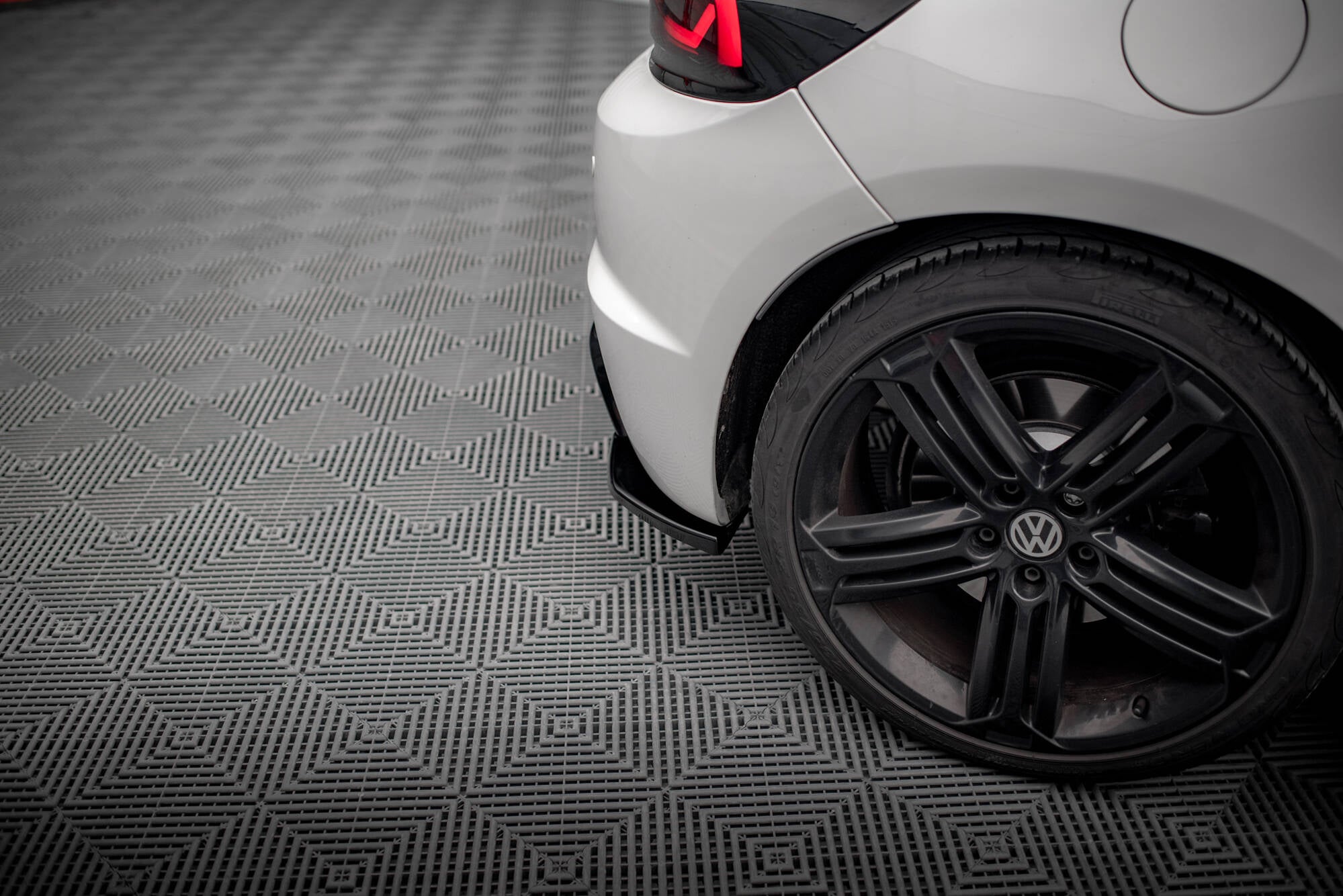 Maxton Design Heck Ansatz Flaps Diffusor V.3 passend für VW Scirocco R Mk3 schwarz Hochglanz