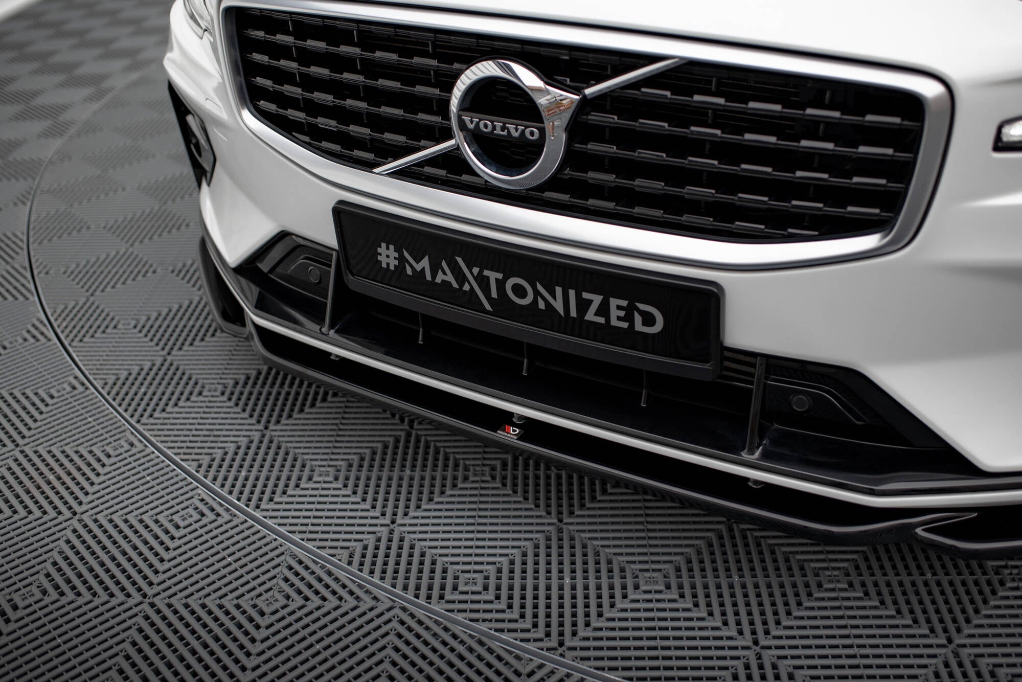 Maxton Design Street+ Spoilerlippe Front Ansatz V.2 passend für Volvo S60/V60 R-Design Mk3 schwarz Hochglanz