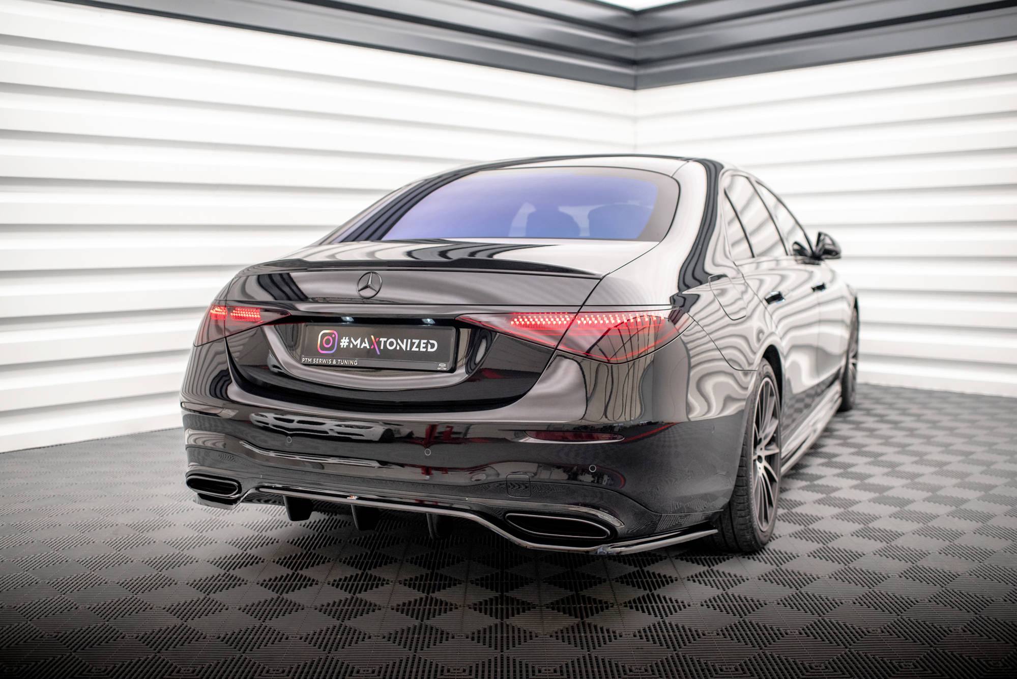 Maxton Design Street+ Mittlerer Diffusor RACE passend für Mercedes-Benz S AMG-Line W223 schwarz Hochglanz