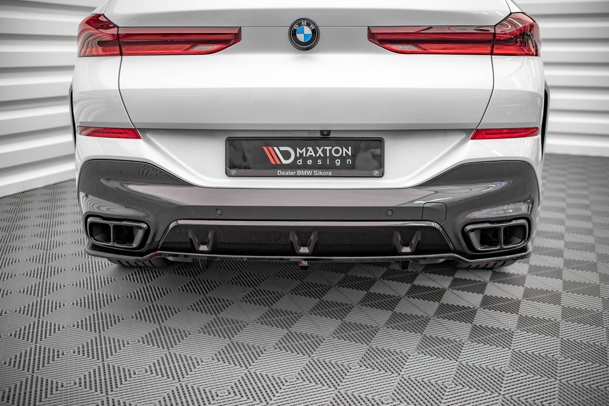 Maxton Design Street+ Mittlerer Diffusor RACE passend für V.1 BMW X6 M-Paket G06 schwarz Hochglanz