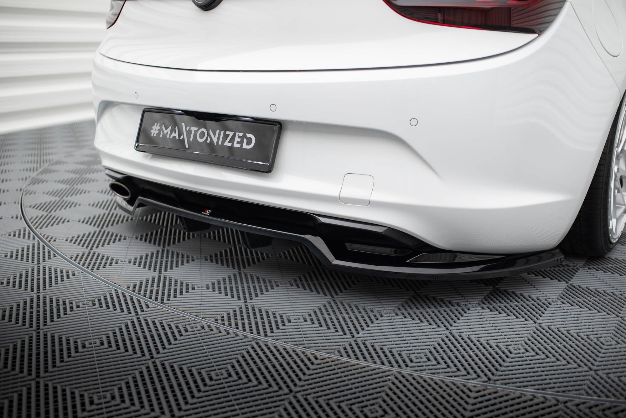 Maxton Design Street+ Mittlerer Diffusor RACE passend für Opel Cascada schwarz Hochglanz