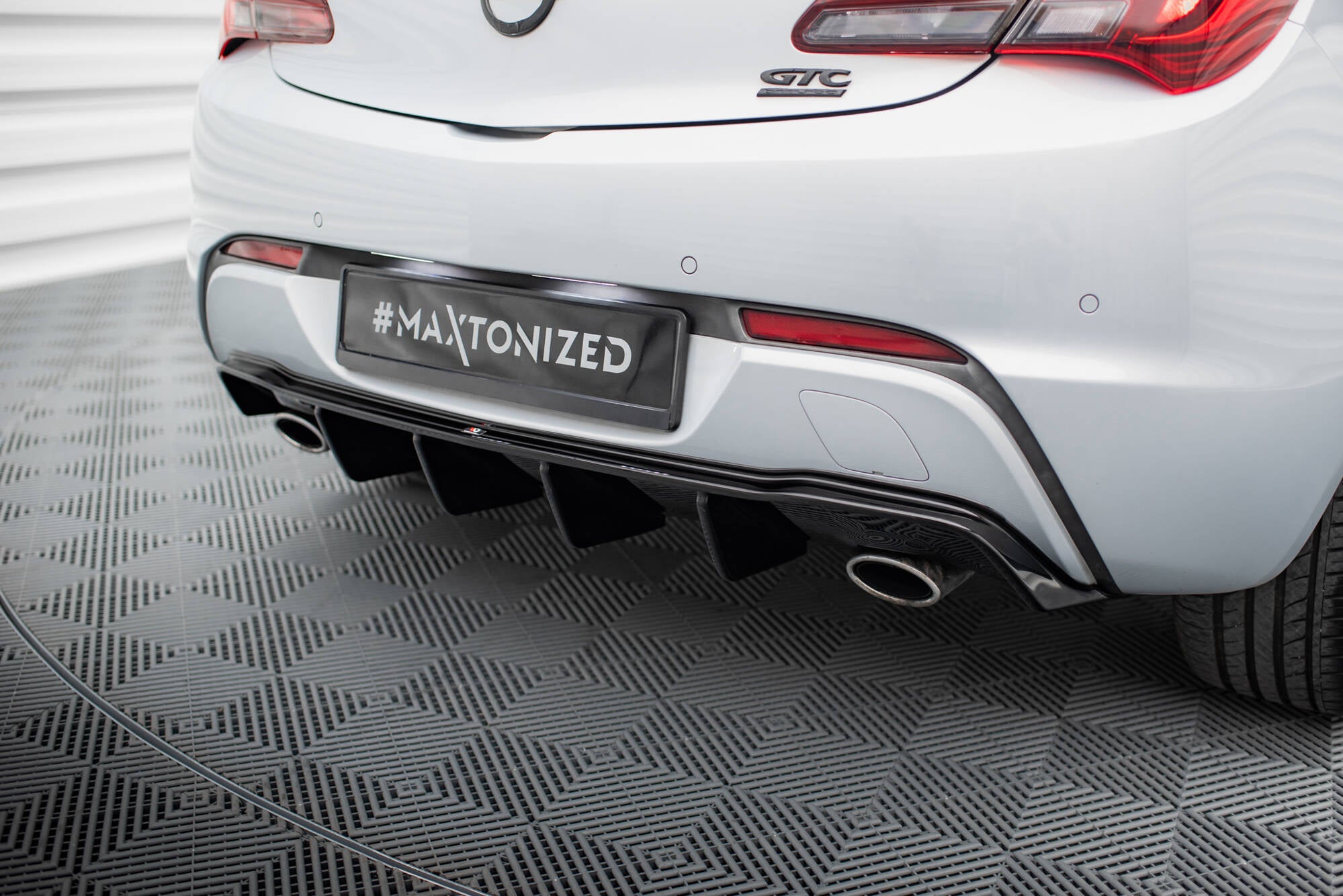 Maxton Design Diffusor Heck Ansatz passend für Opel Astra GTC OPC-Line J (Einzelauspuff li. re.) schwarz Hochglanz