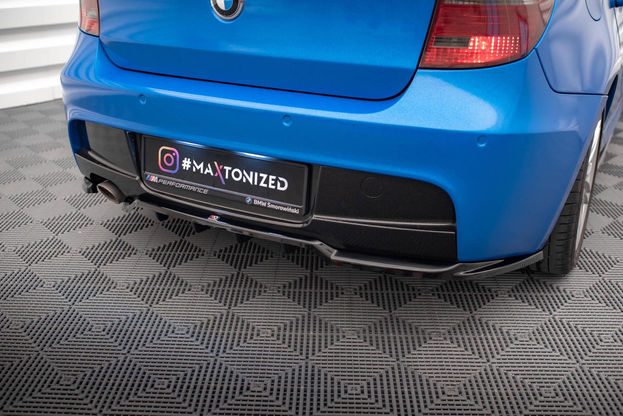 Maxton Design Street+ Mittlerer Diffusor RACE passend für BMW 1er M-Paket E87 Facelift schwarz Hochglanz