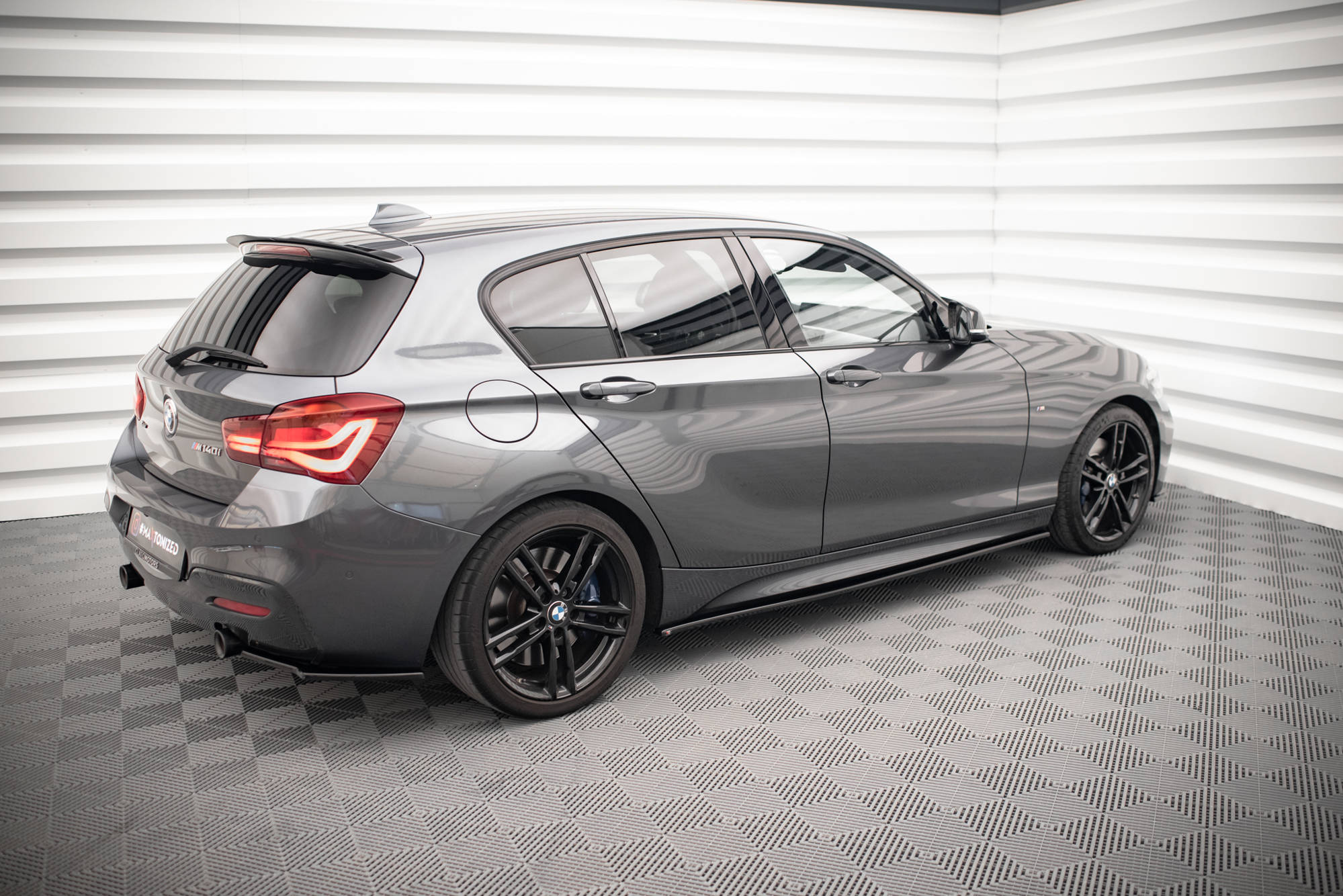 Maxton Design Street+ Seitenschweller Leisten passend für V.1 passend für BMW 1er F20 M135i / M140i / M-Paket schwarz Hochglanz