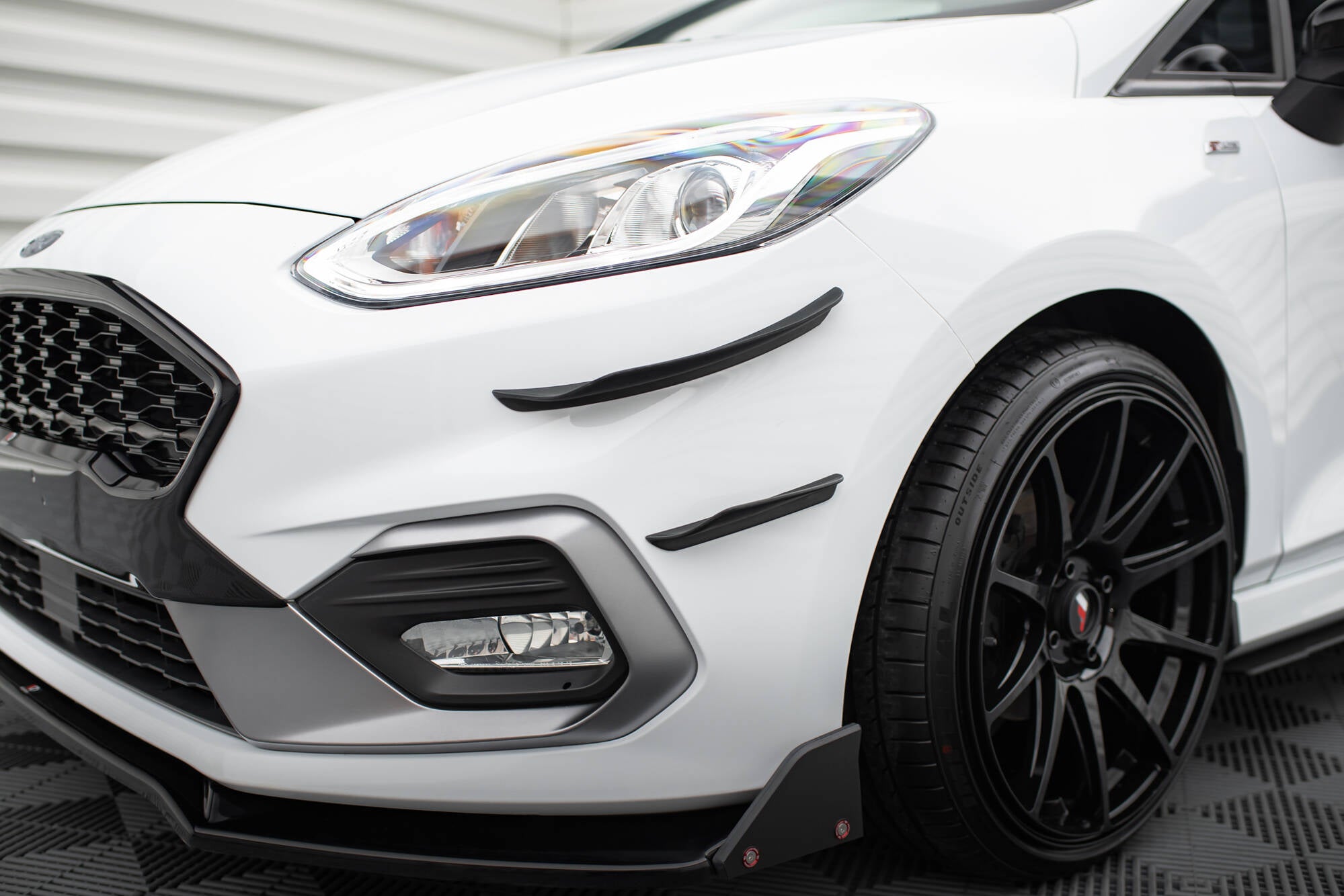 Maxton Design Stoßstangen Flaps Wings vorne Canards passend für V.3 Ford Fiesta Mk8 ST / ST-Line