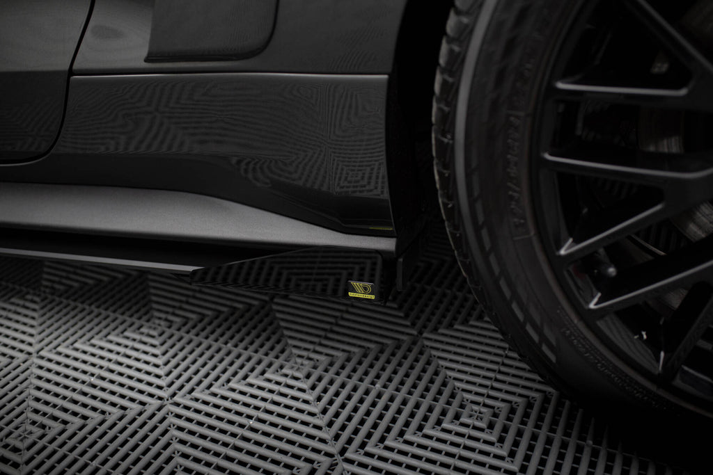 Maxton Design Street Pro Street+ Seitenschweller Leisten + Flaps passend für Ford Mustang GT Mk6 schwarz Hochglanz