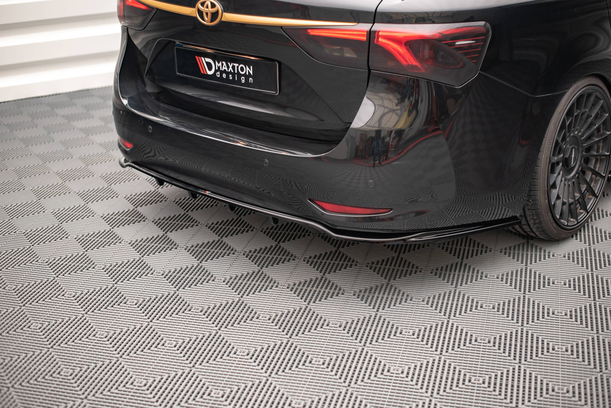 Maxton Design Mittlerer Diffusor Heck Ansatz DTM Look für Toyota Avensis Mk3 Facelift schwarz matt