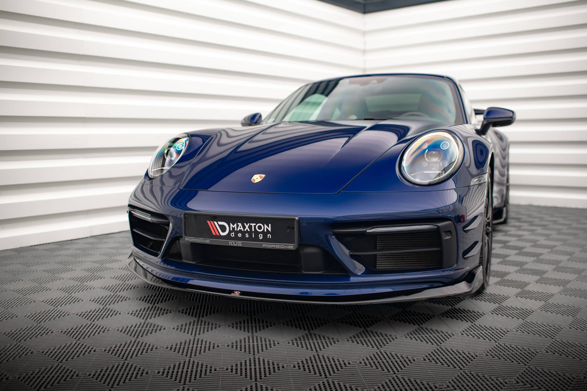 Maxton Design Street+ Spoilerlippe Front Ansatz V.2 passend für Porsche 911 Carrera Aero / Carrera GTS 992 schwarz Hochglanz