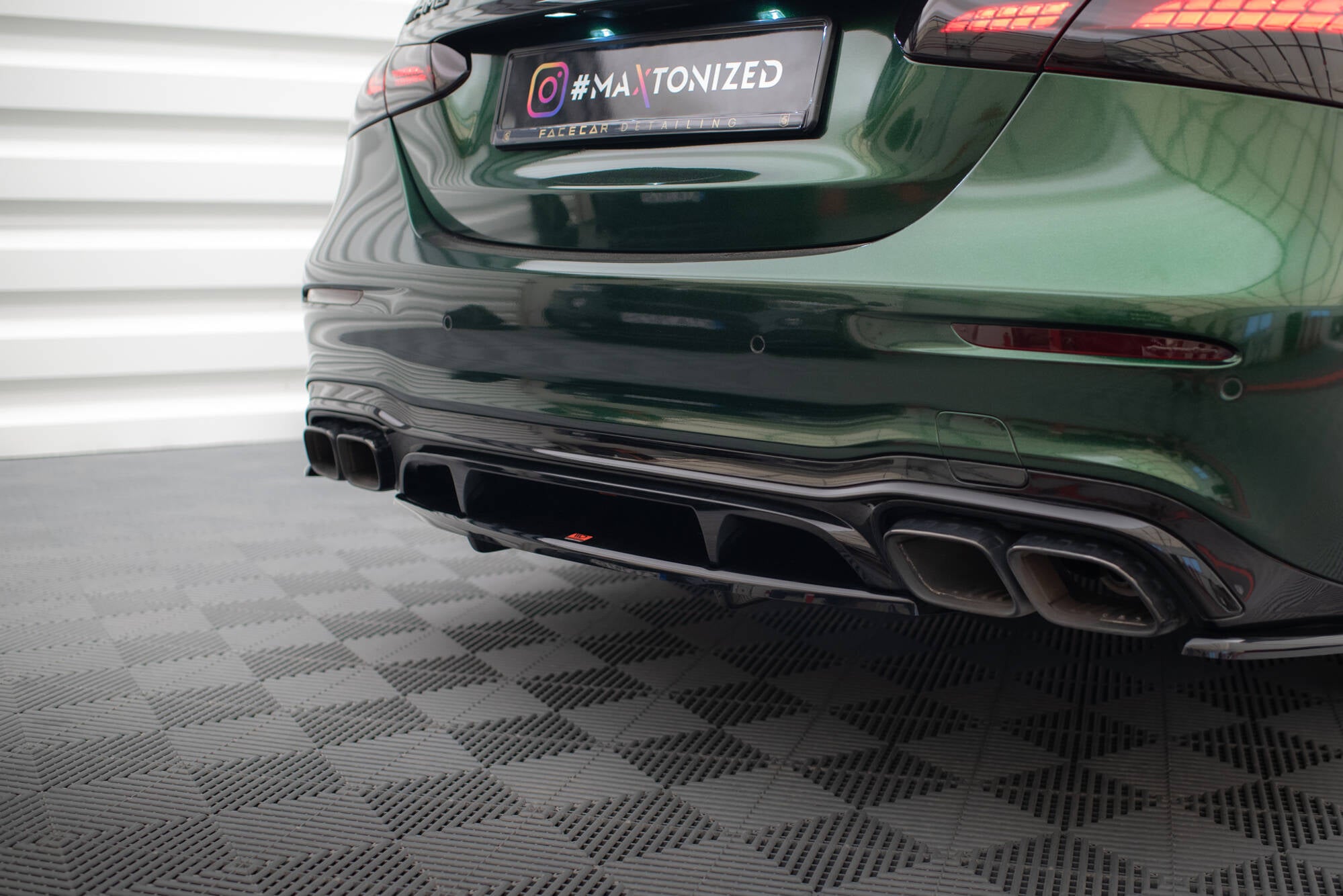 Maxton Design Street+ Mittlerer Diffusor RACE passend für Mercedes-AMG E63 W213 Facelift schwarz Hochglanz