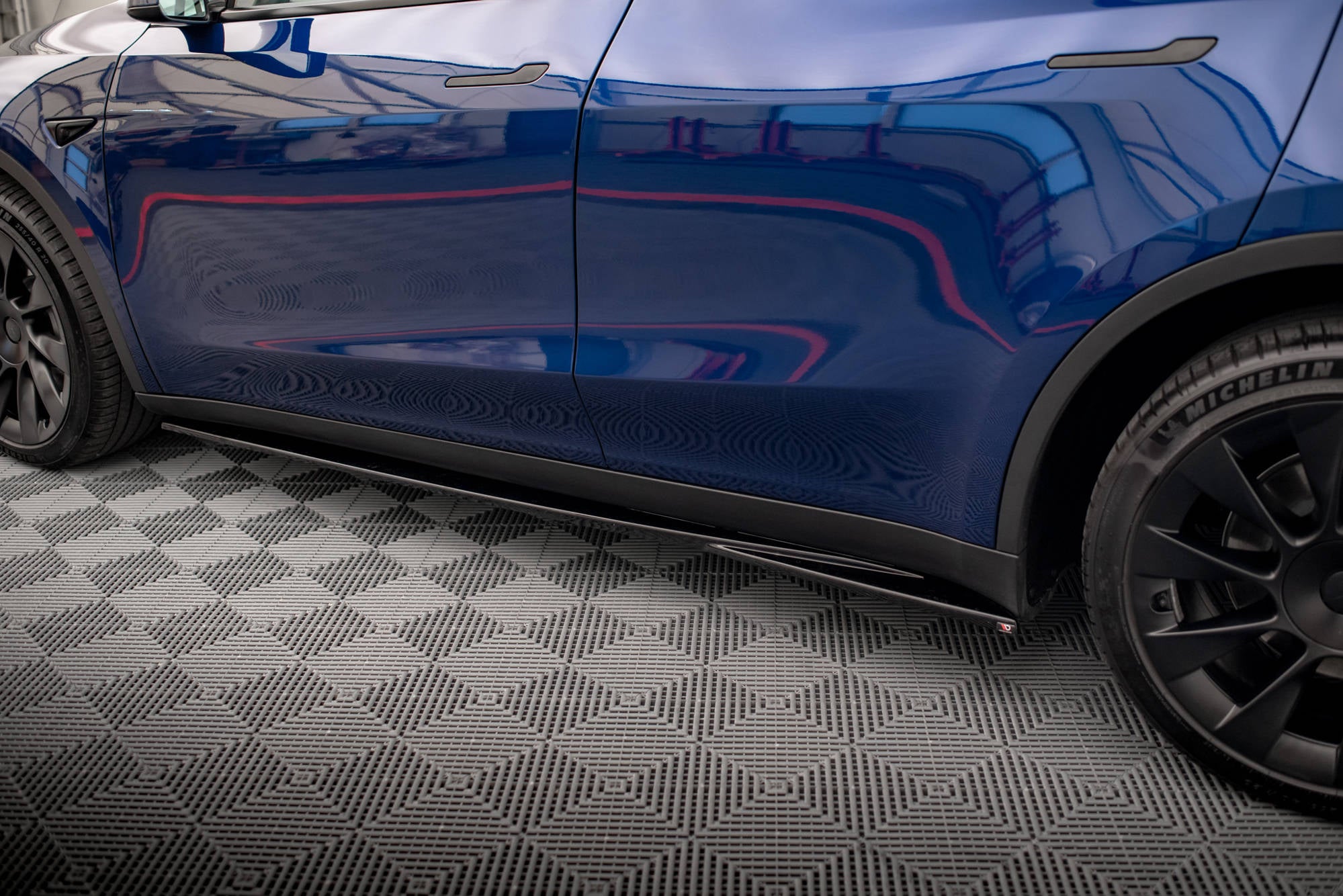 Maxton Design Street+ Seitenschweller Leisten passend für V.1 passend für Tesla Model Y schwarz Hochglanz