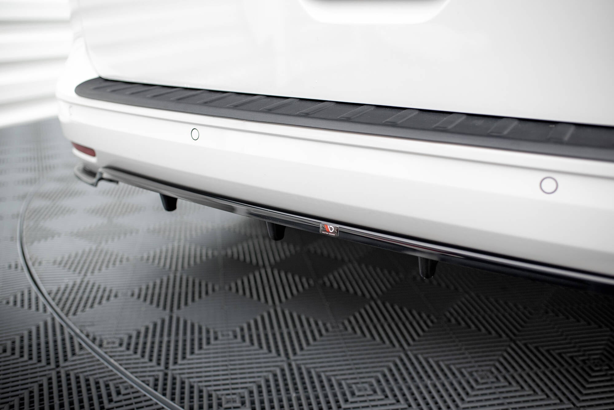 Maxton Design Street+ Mittlerer Diffusor RACE passend für VW Caddy Maxi Mk5 schwarz Hochglanz