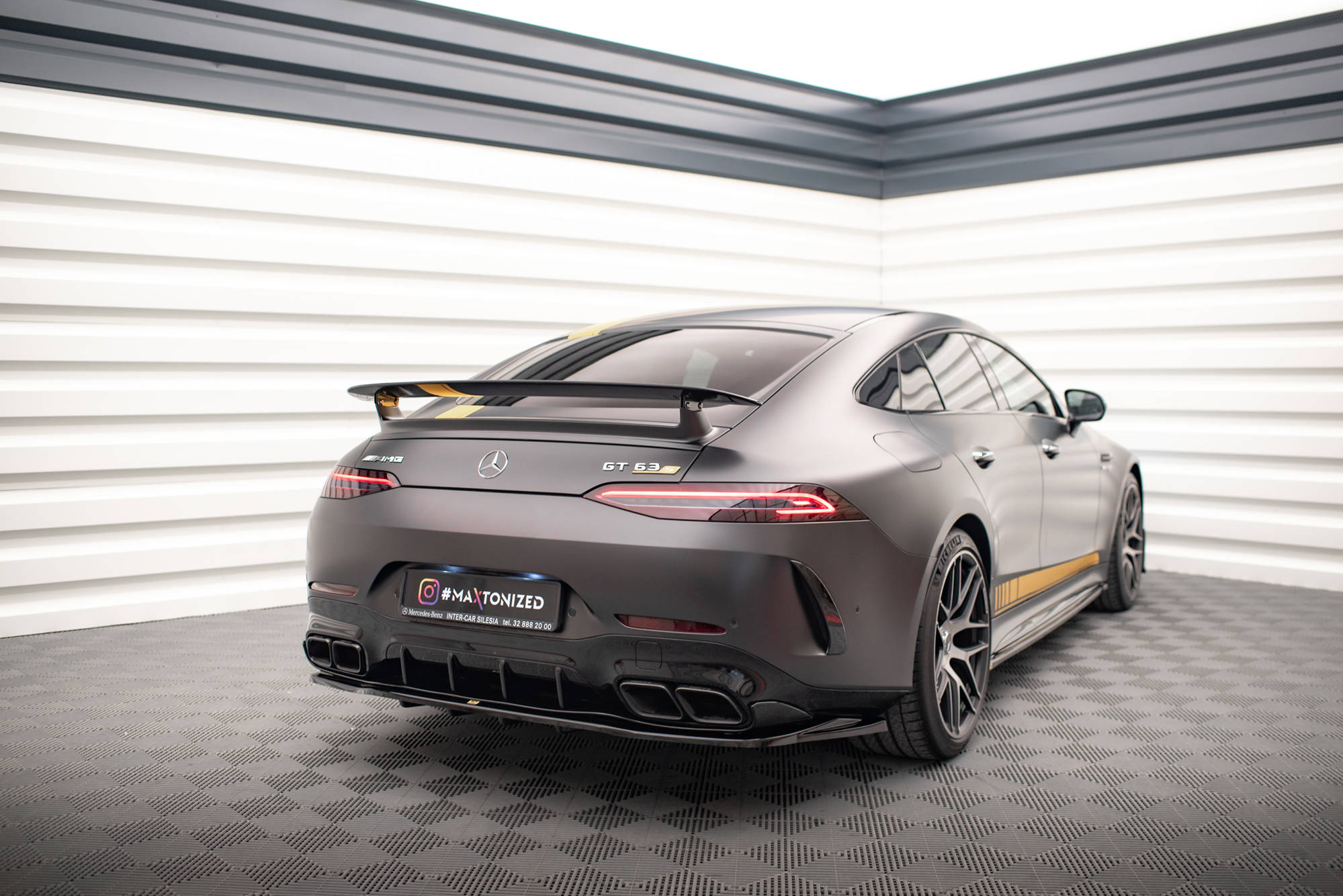 Maxton Design Street+ Mittlerer Diffusor RACE passend für Mercedes-AMG GT 63S 4 Door Coupe Aero X290 schwarz Hochglanz