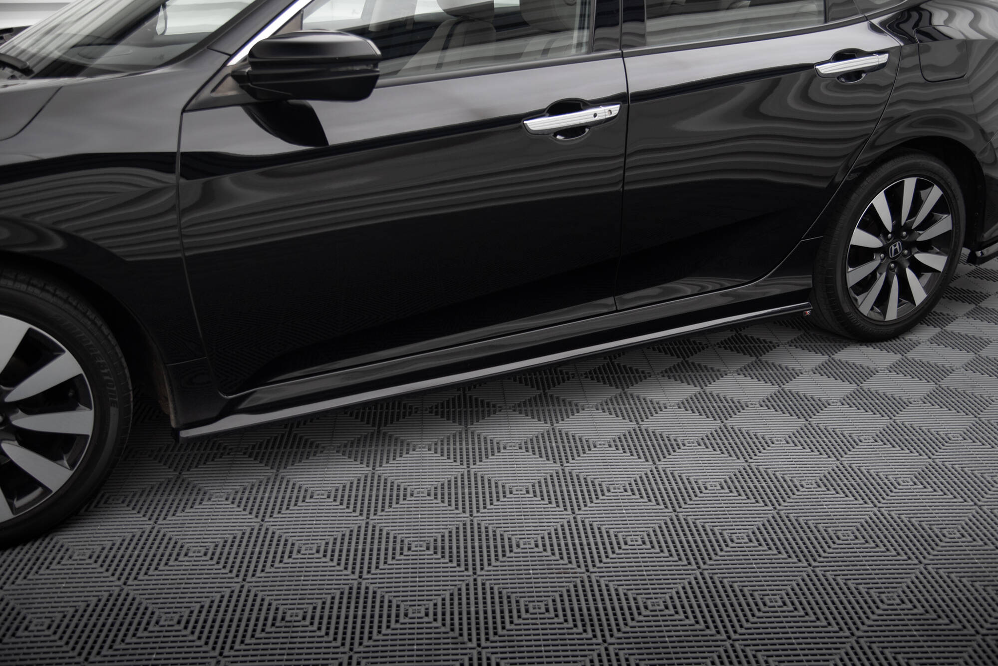Maxton Design Street+ Seitenschweller Leisten passend für Honda Civic Limousine Mk10 / Mk10 Facelift schwarz Hochglanz