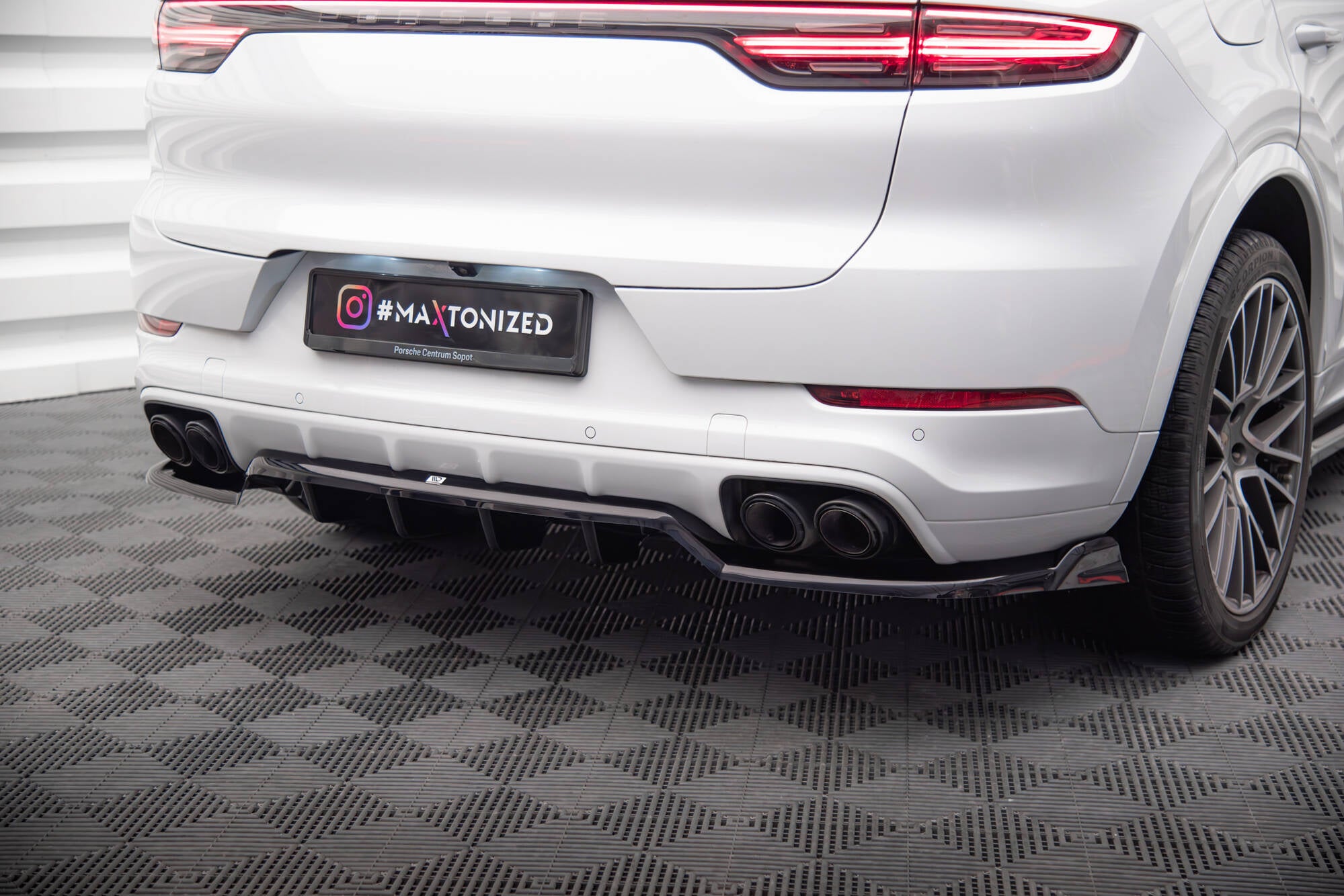 Maxton Design Street+ Mittlerer Diffusor RACE passend für Porsche Cayenne SUV / Coupe Mk3 Facelift schwarz Hochglanz