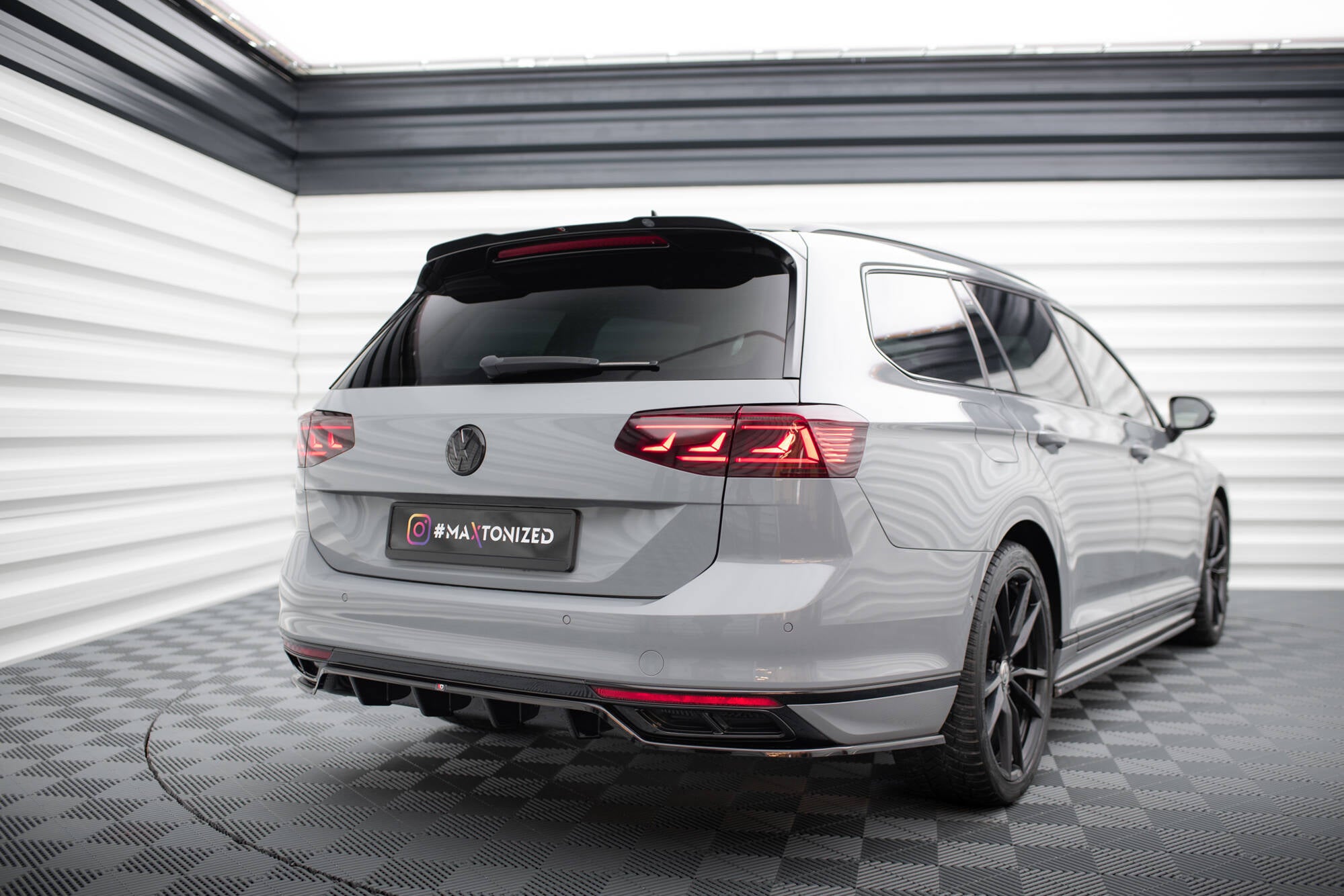 Maxton Design Street+ Mittlerer Diffusor RACE passend für VW Passat R-Line B8 Facelift schwarz Hochglanz