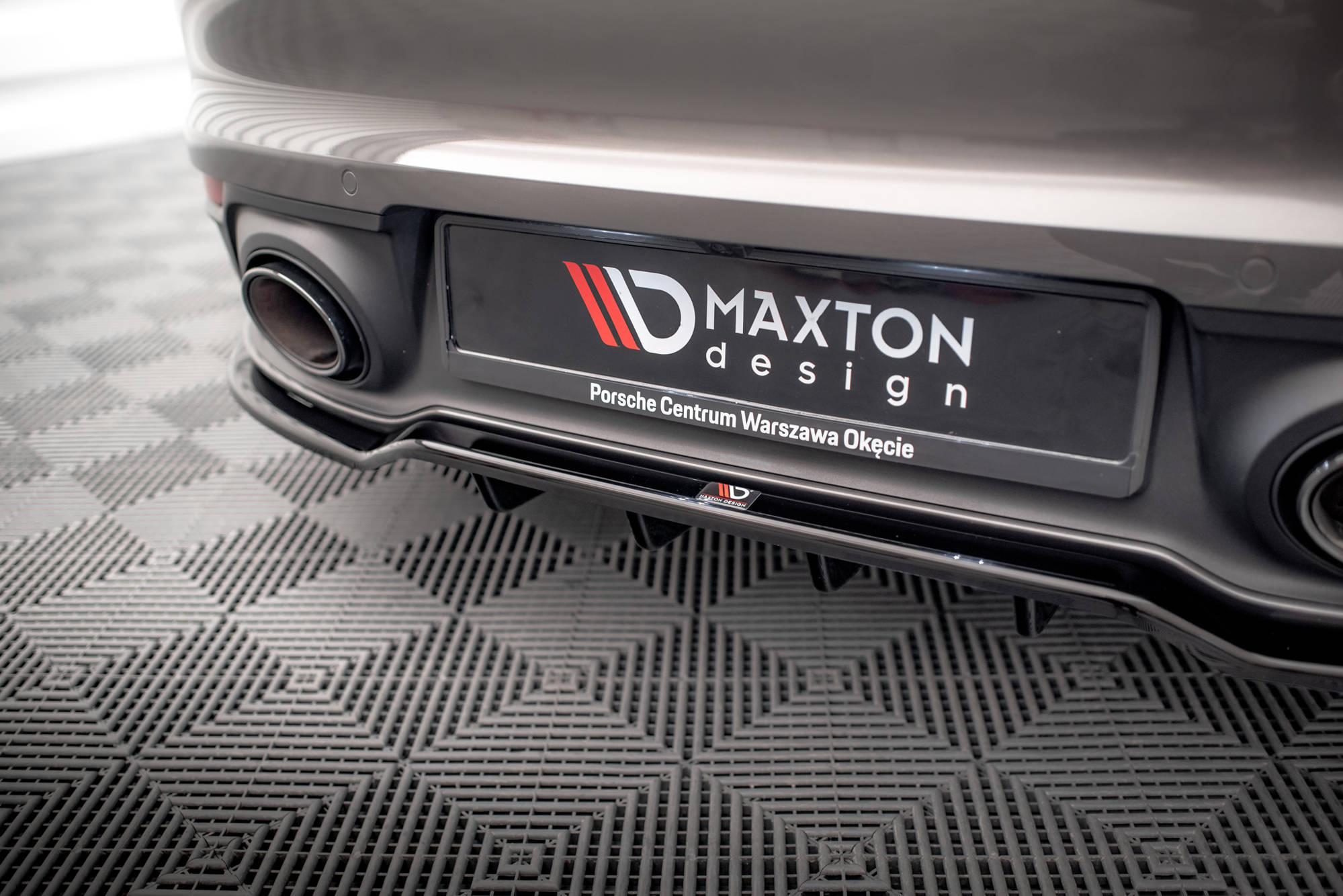 Maxton Design Street+ Mittlerer Diffusor RACE passend für Porsche 911 Carrera 4S 992 schwarz Hochglanz