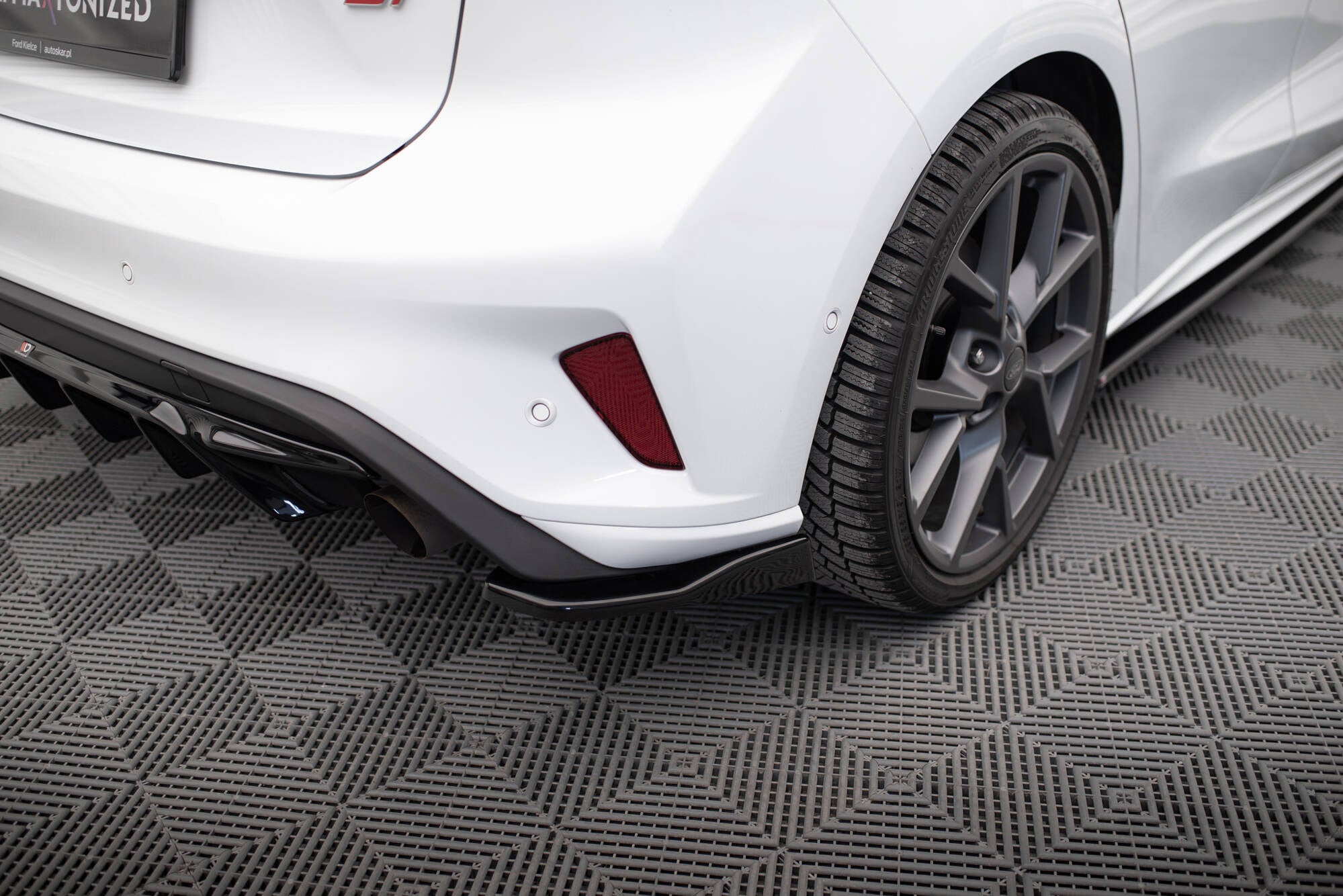 Maxton Design Heck Ansatz Flaps Diffusor V.2 passend für Ford Focus Hatchback ST Mk4 schwarz Hochglanz