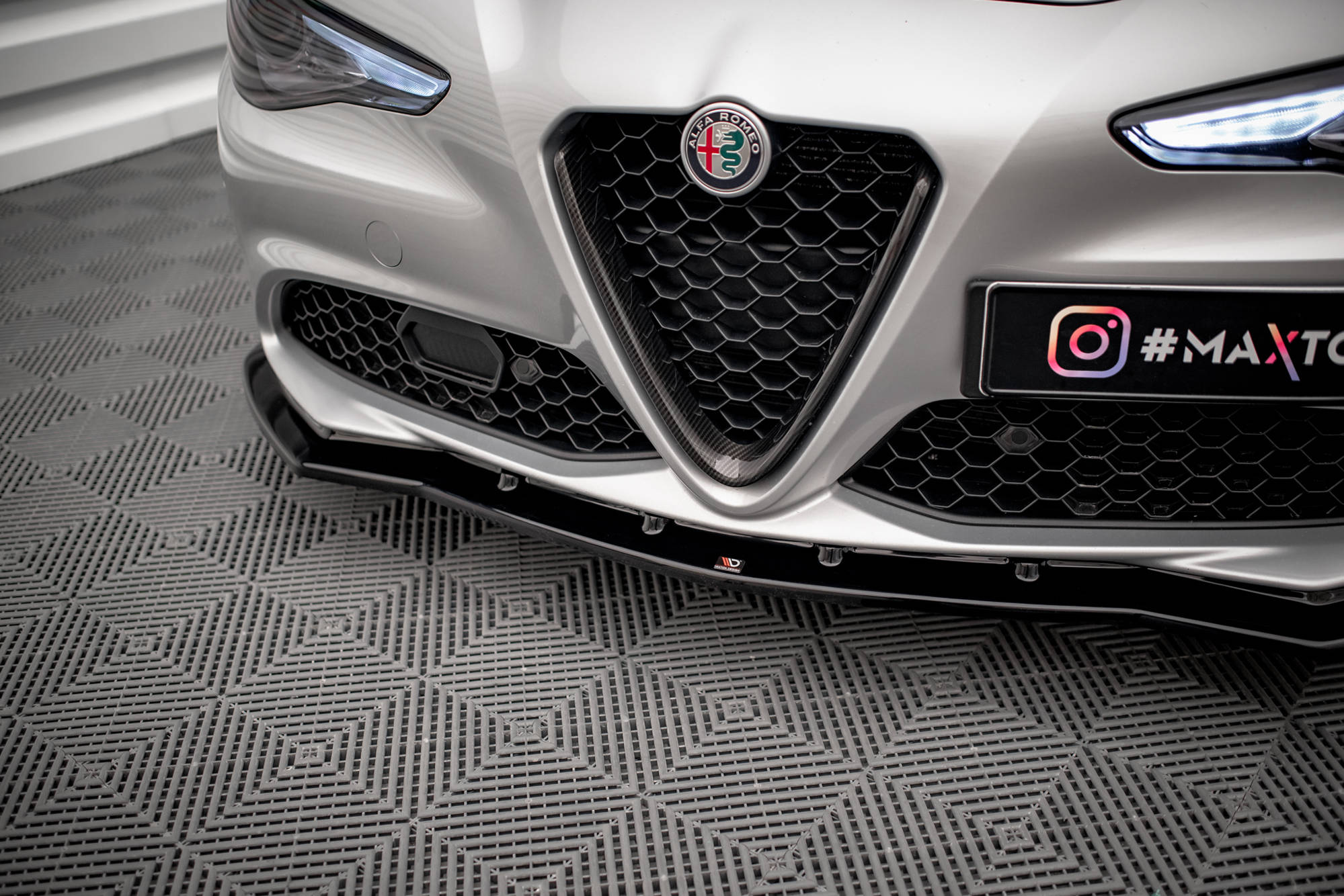 Maxton Design Street+ Spoilerlippe Front Ansatz V.1 passend für Alfa Romeo Giulia Sport schwarz Hochglanz