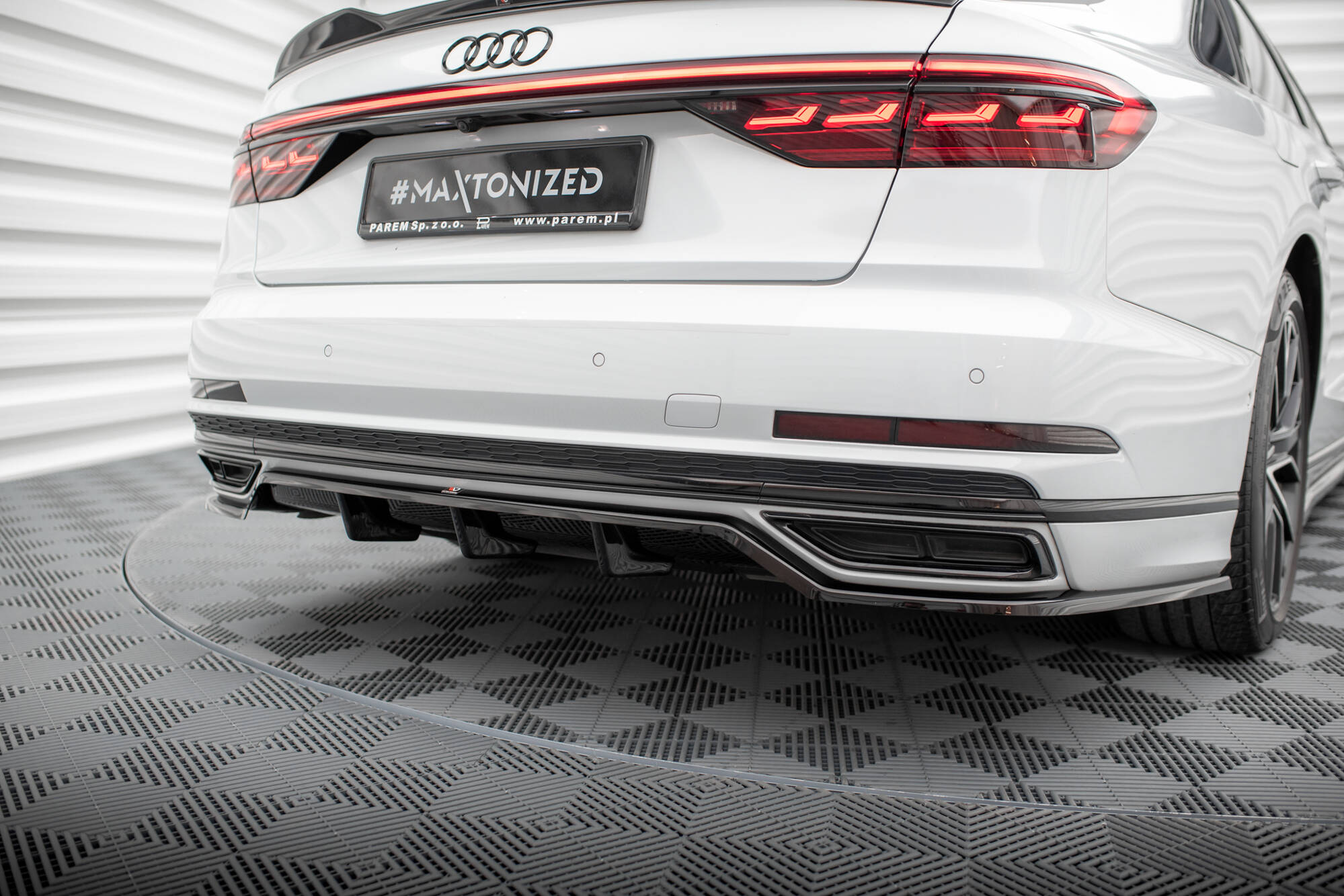 Maxton Design Street+ Mittlerer Diffusor RACE passend für Audi A8 S-Line D5 schwarz Hochglanz