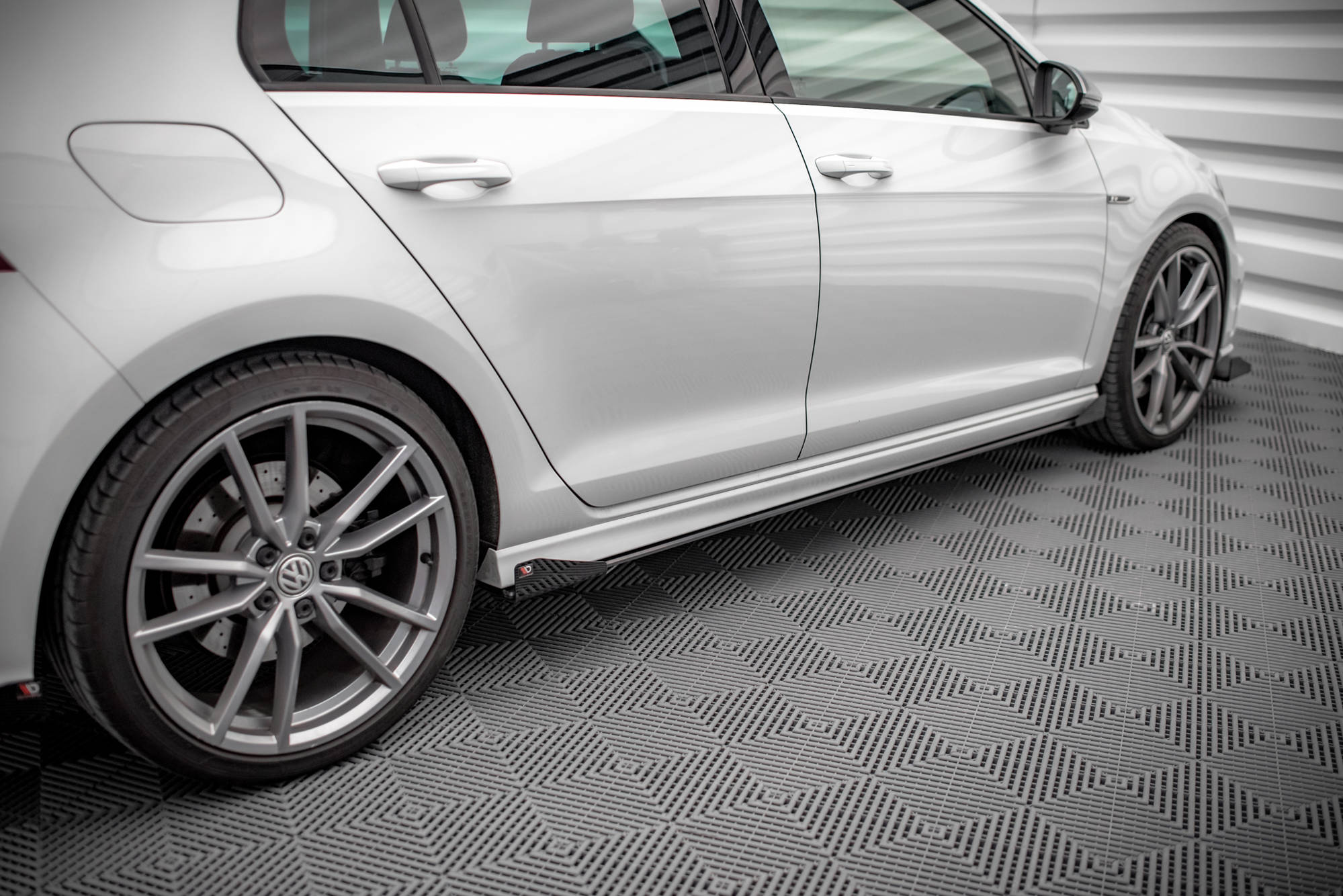 Maxton Design Street Pro Street+ Seitenschweller Leisten + Flaps passend für VW Golf R Mk7 schwarz Hochglanz