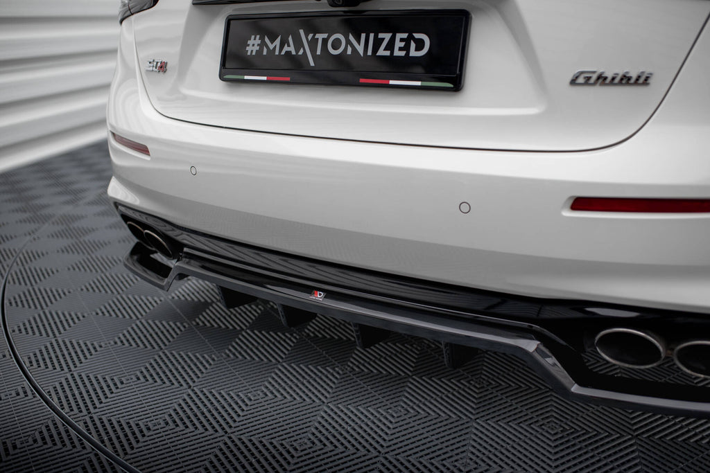 Maxton Design Street+ Mittlerer Diffusor RACE passend für Maserati Ghibli Mk3 Facelift schwarz Hochglanz