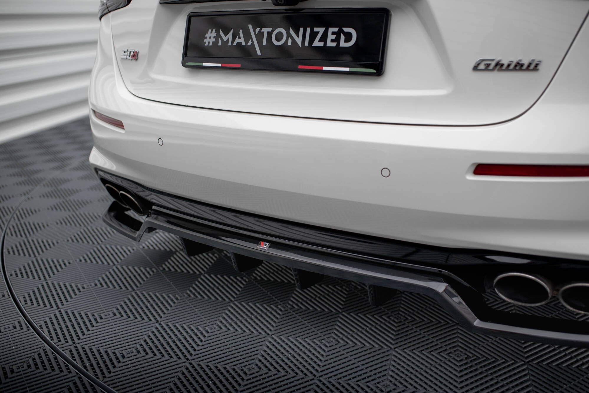 Maxton Design Street+ Mittlerer Diffusor RACE passend für Maserati Ghibli Mk3 Facelift schwarz Hochglanz