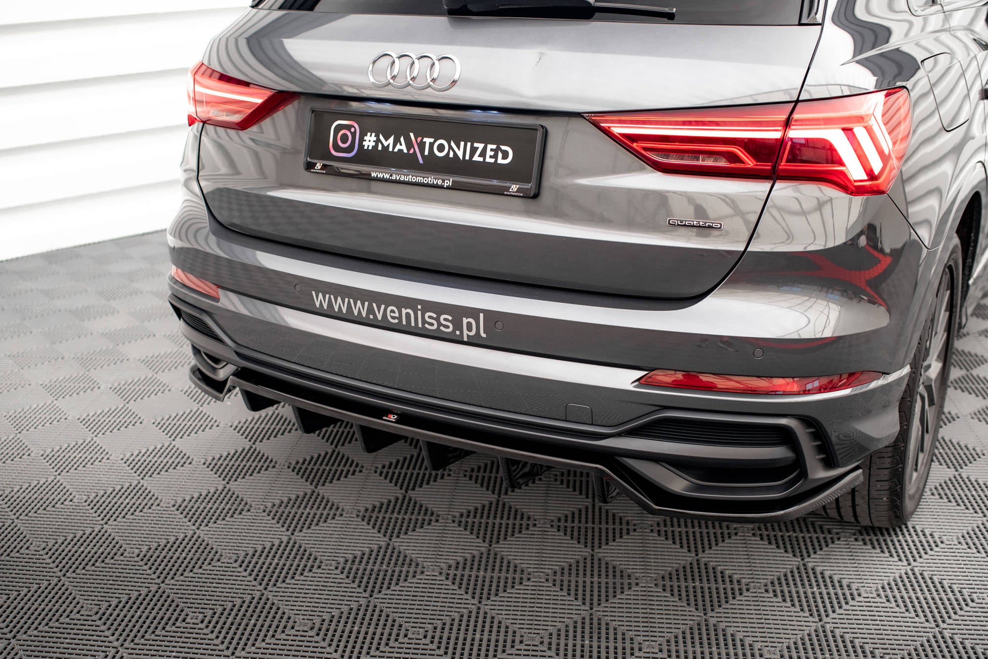 Maxton Design Street+ Mittlerer Diffusor RACE passend für Audi Q3 S-Line SUV F3 schwarz Hochglanz