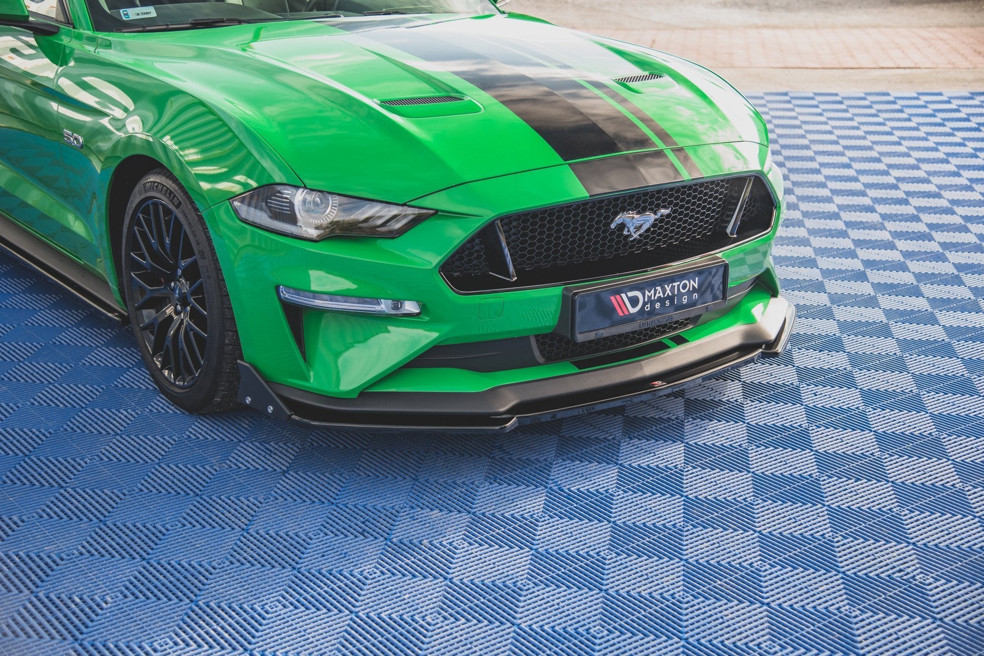 Maxton Design Street+ Spoilerlippe Front Ansatz V.2 + Flaps passend für Ford Mustang GT Mk6 Facelift