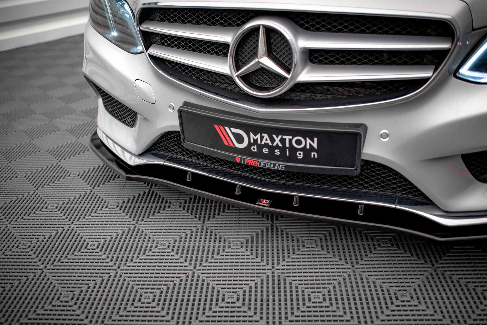 Maxton Design Street+ Spoilerlippe Front Ansatz V.1 passend für Mercedes-Benz E AMG-Line Limousine W212 Facelift schwarz Hochglanz
