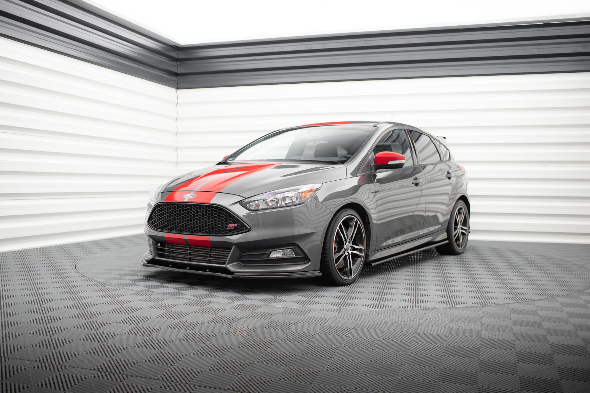Maxton Design Street+ Seitenschweller Leisten passend für Ford Focus ST / ST-Line Hatchback / Kombi Mk3 / Mk3 Facelift schwarz Hochglanz