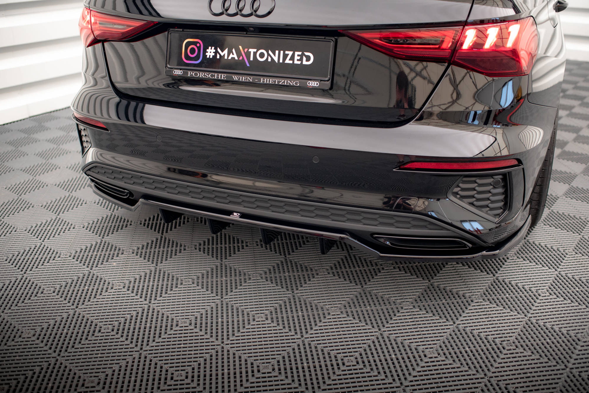 Maxton Design Street+ Mittlerer Diffusor RACE passend für Audi A3 S-Line Limousine 8Y schwarz Hochglanz
