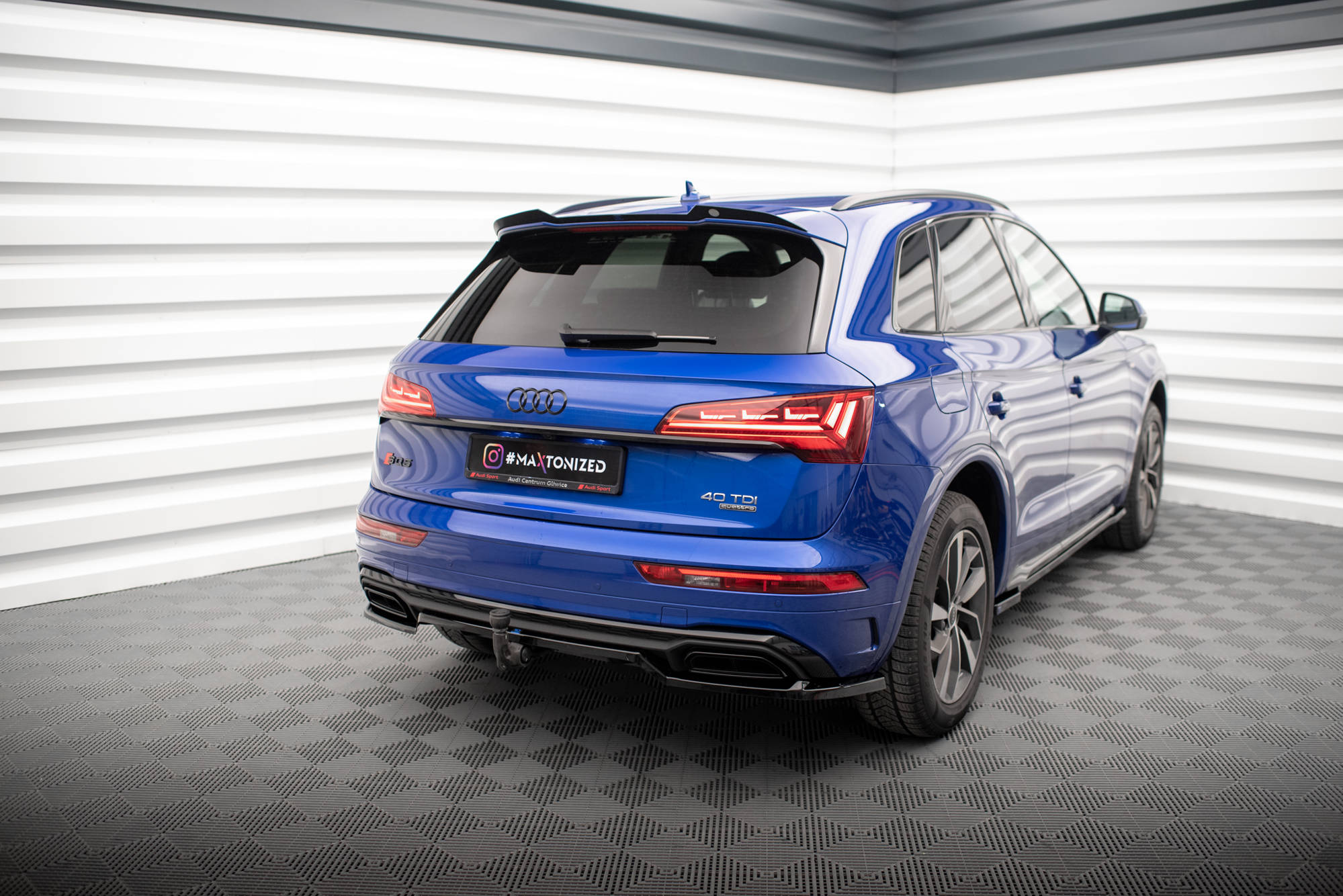 Maxton Design Street+ Mittlerer Diffusor RACE passend für Audi Q5 S-Line SUV Mk2 Facelift schwarz Hochglanz