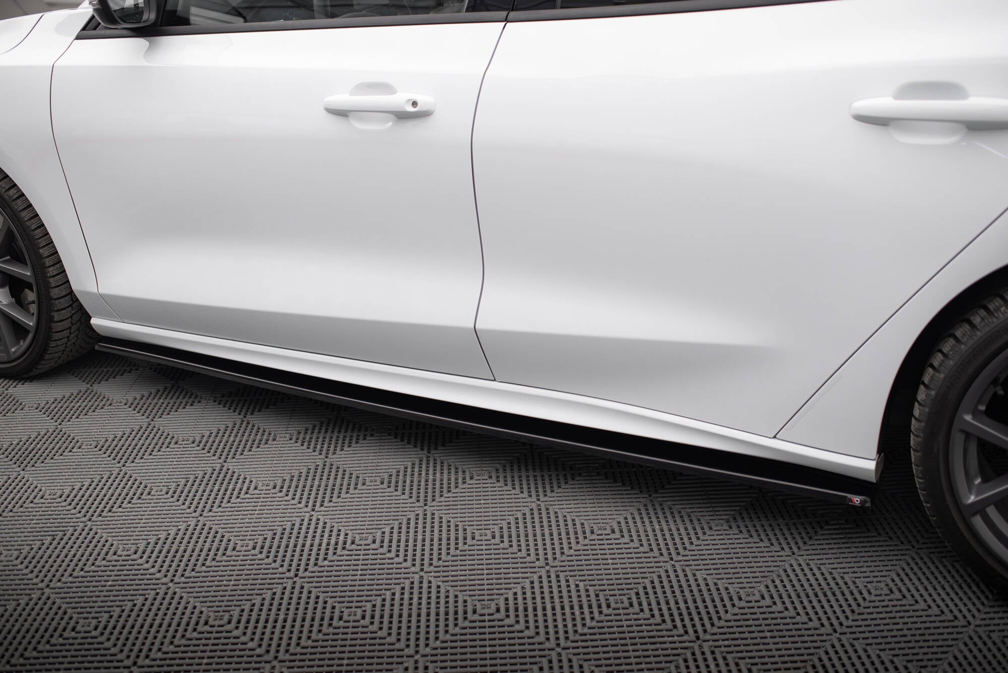 Maxton Design Street+ Seitenschweller Leisten passend für V.1 passend für Ford Focus ST / ST-Line Mk4 Facelift schwarz Hochglanz