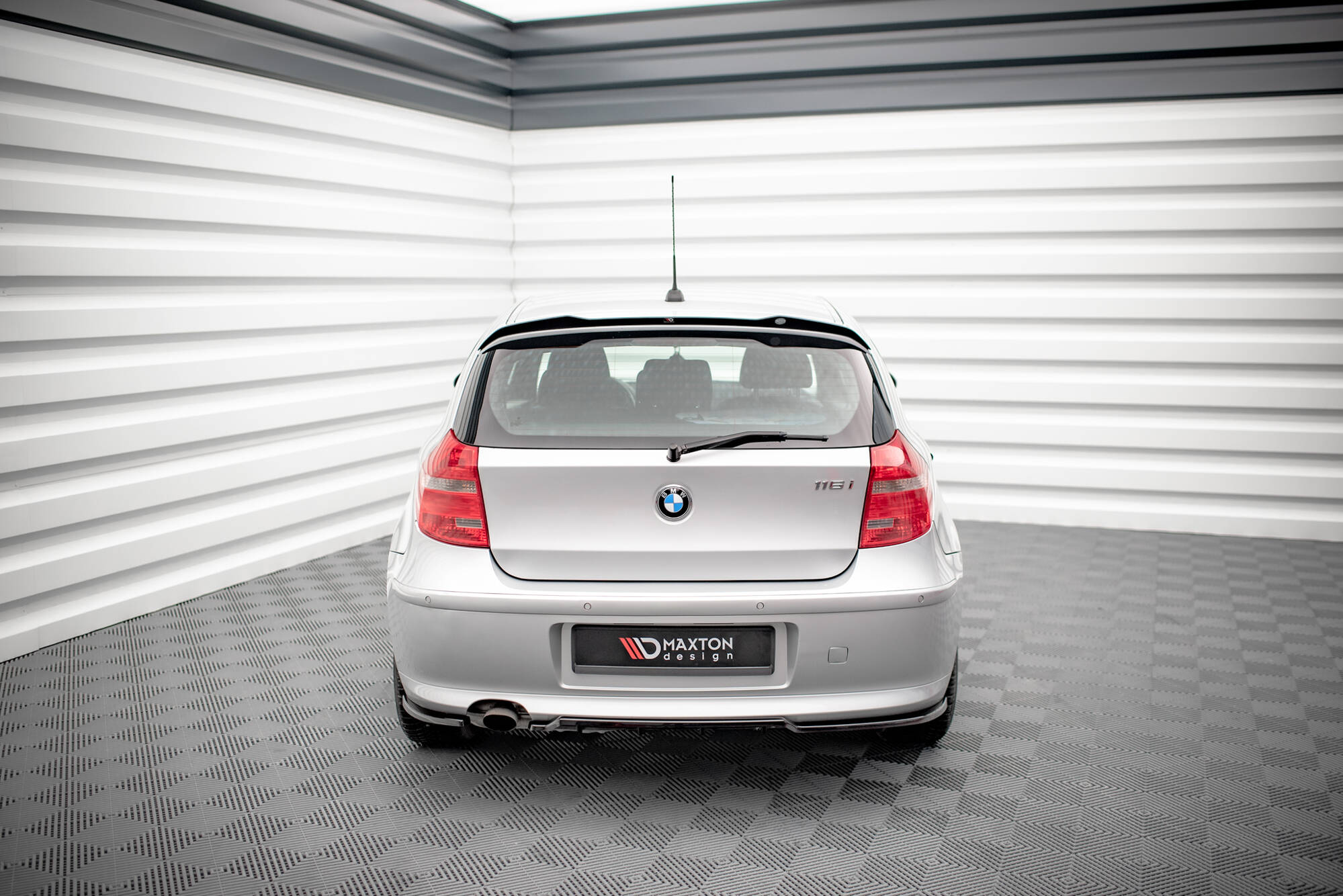 Maxton Design Spoiler CAP V.2 passend für BMW 1er E81 Facelift schwarz Hochglanz