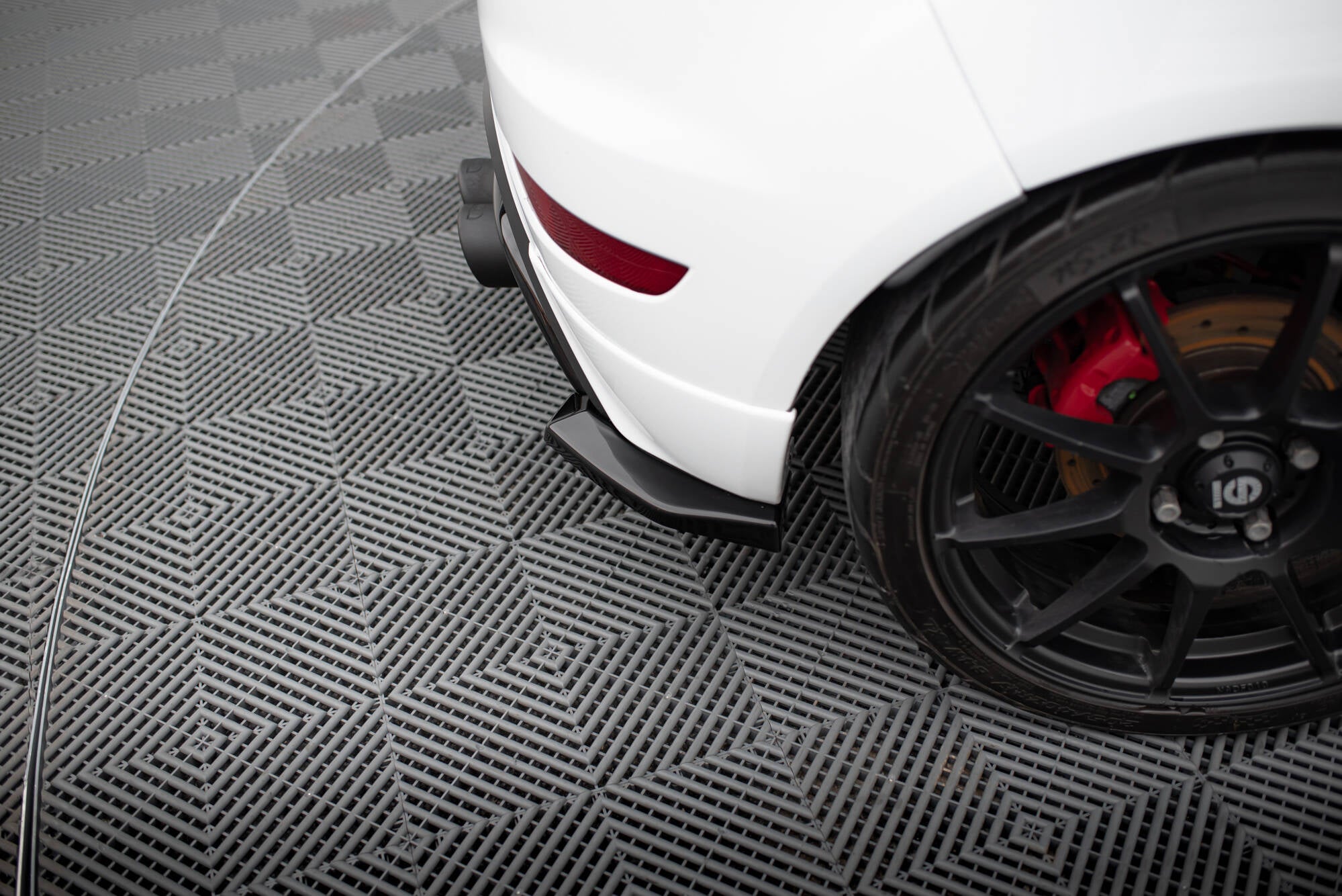 Maxton Design Heck Ansatz Flaps Diffusor V.3 passend für Ford Fiesta ST Mk7 Facelift schwarz Hochglanz