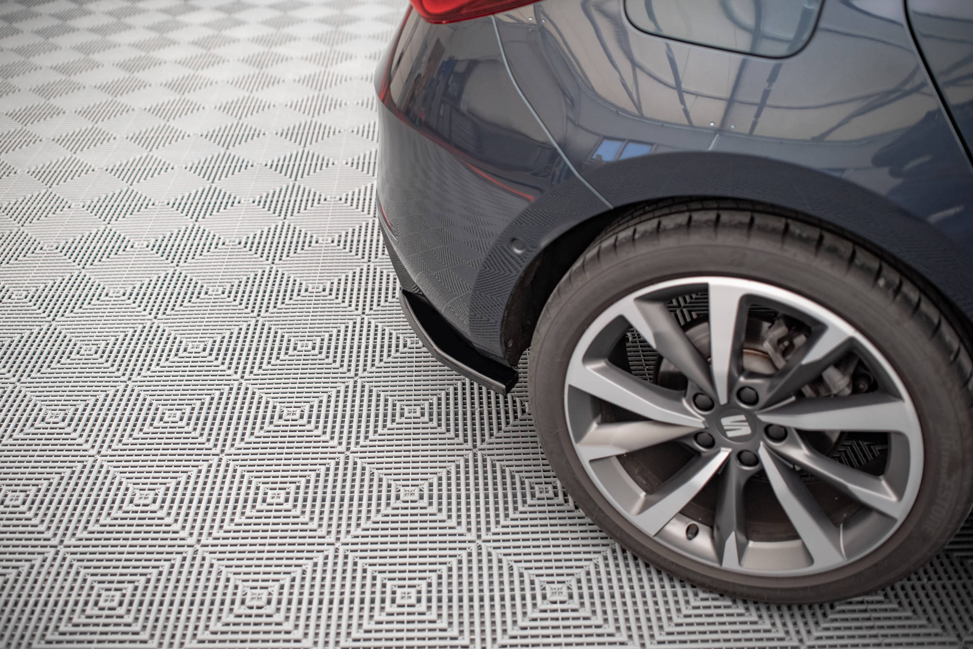 Maxton Design Heck Ansatz Flaps Diffusor passend für Seat Leon FR Hatchback Mk4 schwarz Hochglanz