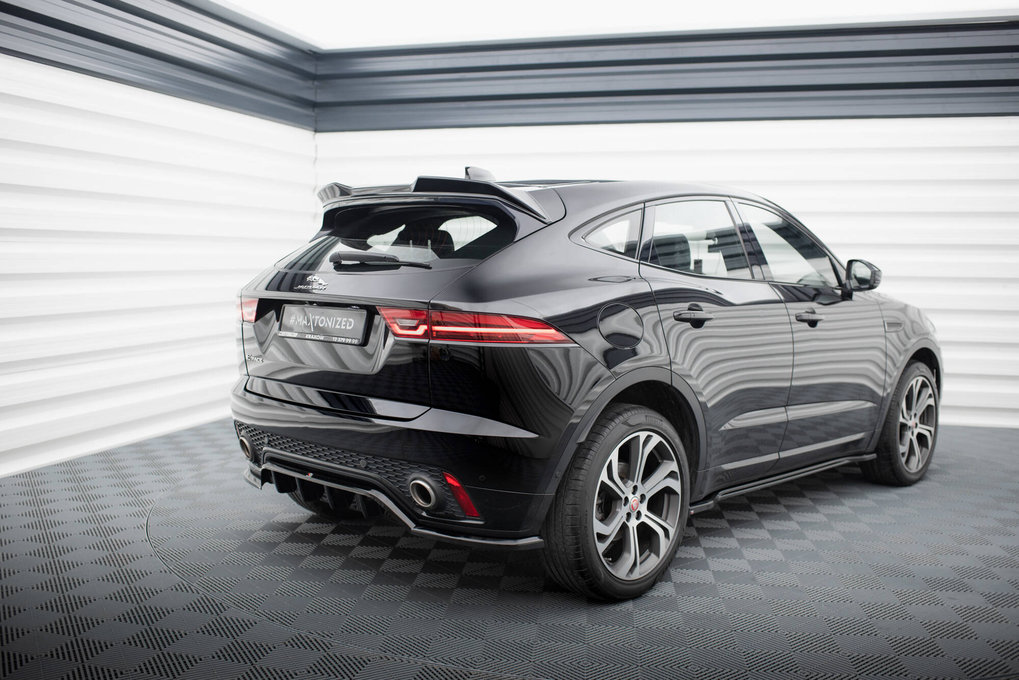 Maxton Design Street+ Mittlerer Diffusor RACE passend für Jaguar E-Pace R-Dynamic Mk1 schwarz Hochglanz