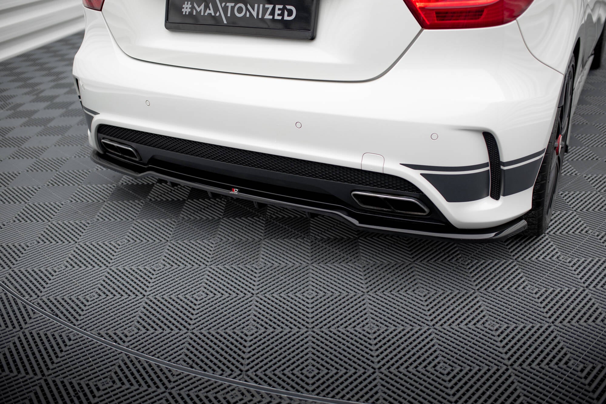 Maxton Design Street+ Mittlerer Diffusor RACE passend für Mercedes-Benz A45 AMG W176 schwarz Hochglanz