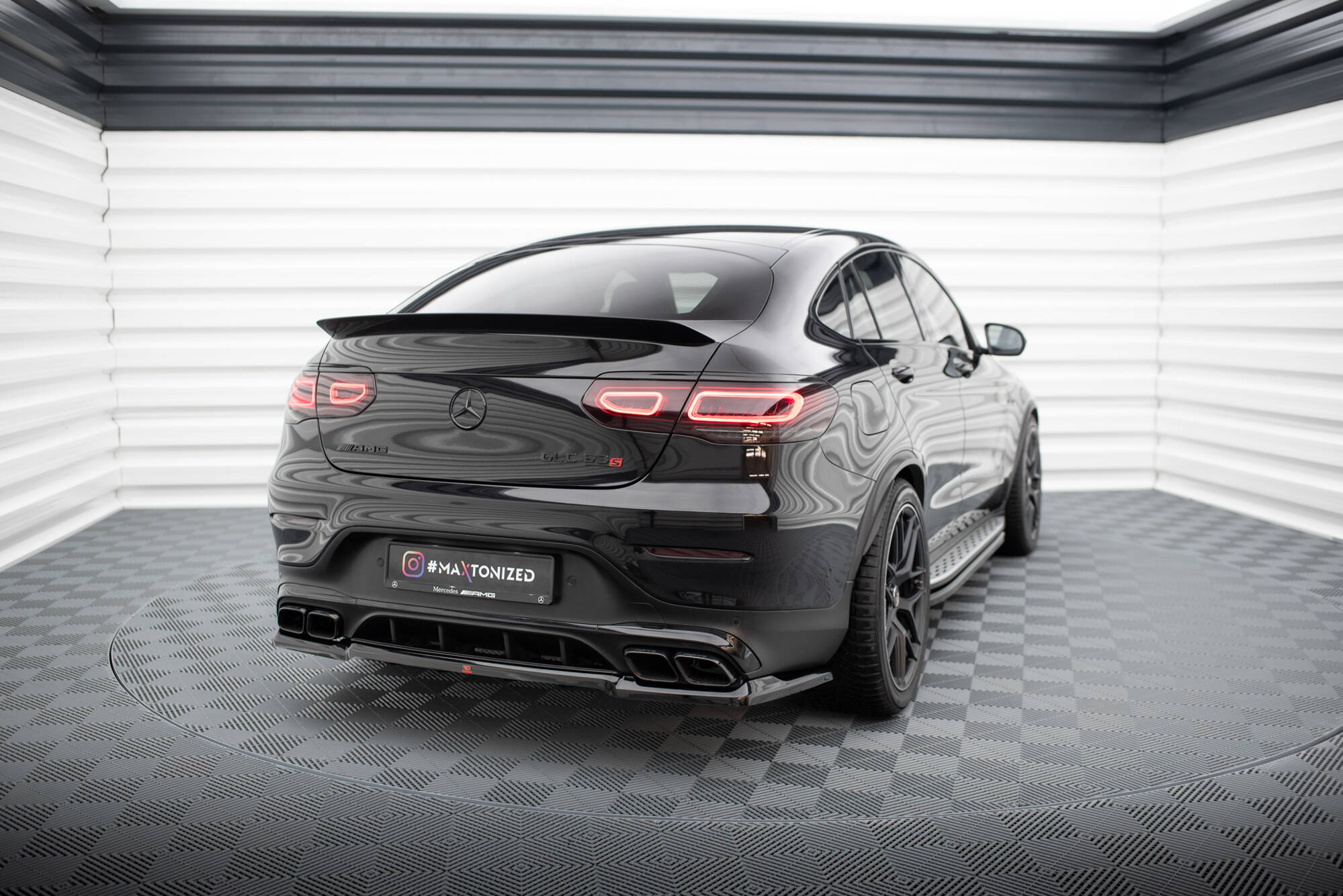 Maxton Design Street+ Mittlerer Diffusor RACE passend für Mercedes-AMG GLC 63 Coupe C253 Facelift schwarz Hochglanz