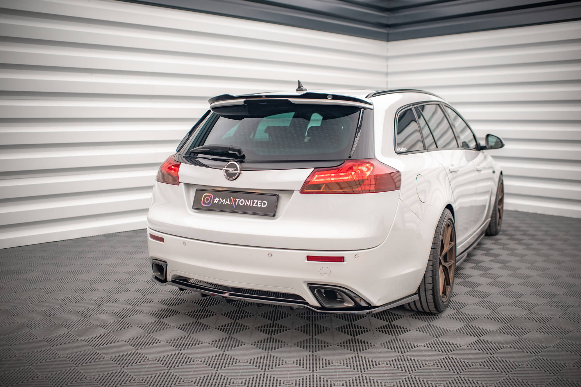 Maxton Design Street+ Mittlerer Diffusor RACE passend für Opel Insignia OPC Mk1 schwarz Hochglanz