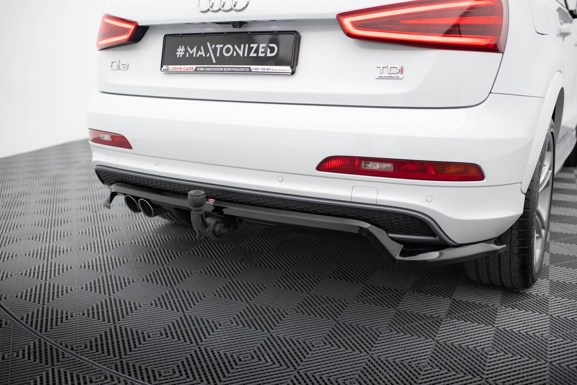 Maxton Design Street+ Mittlerer Diffusor RACE passend für Audi Q3 S-line 8U schwarz Hochglanz