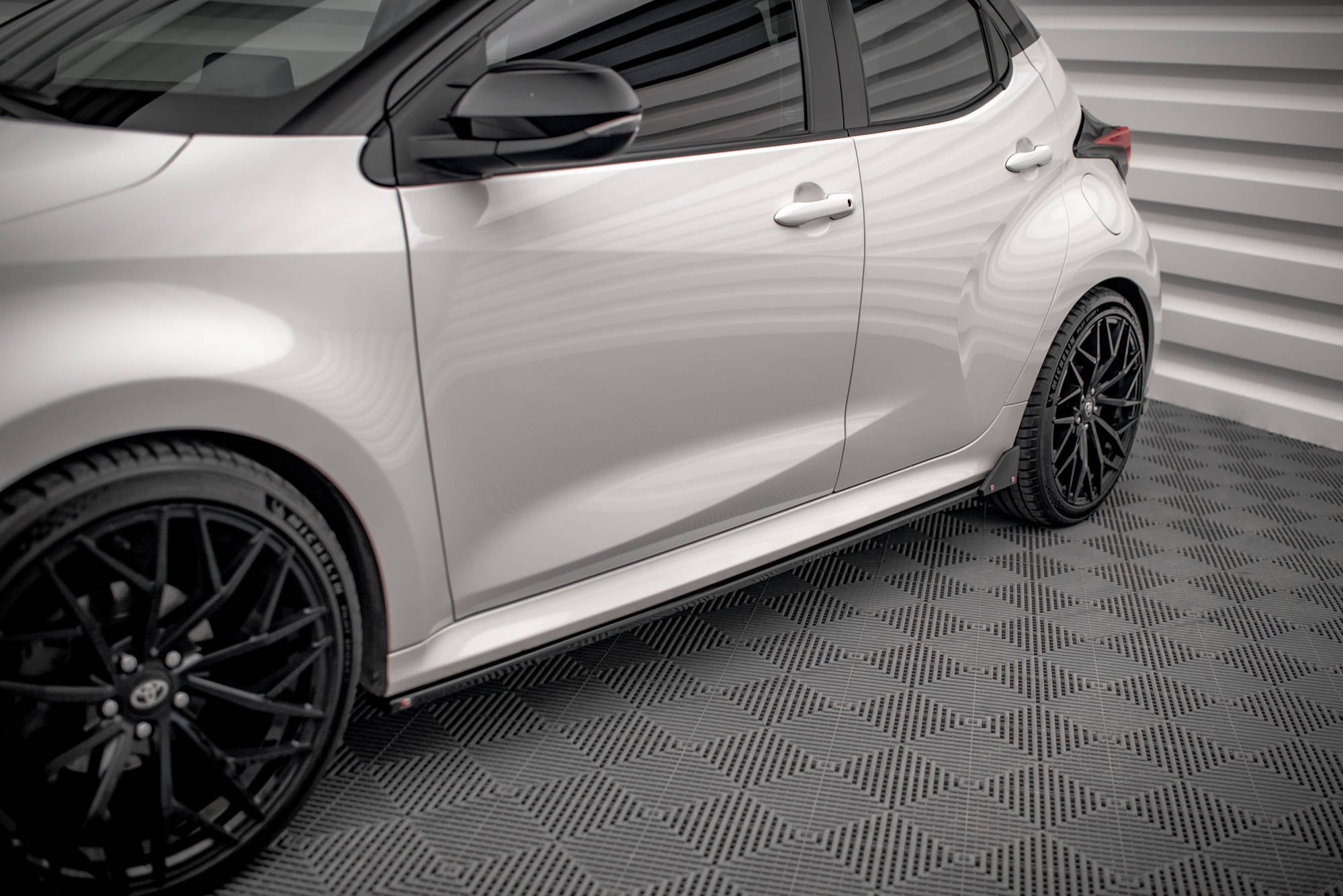 Maxton Design Street+ Seitenschweller Leisten passend für V.1 + Flaps passend für Toyota Yaris Mk4