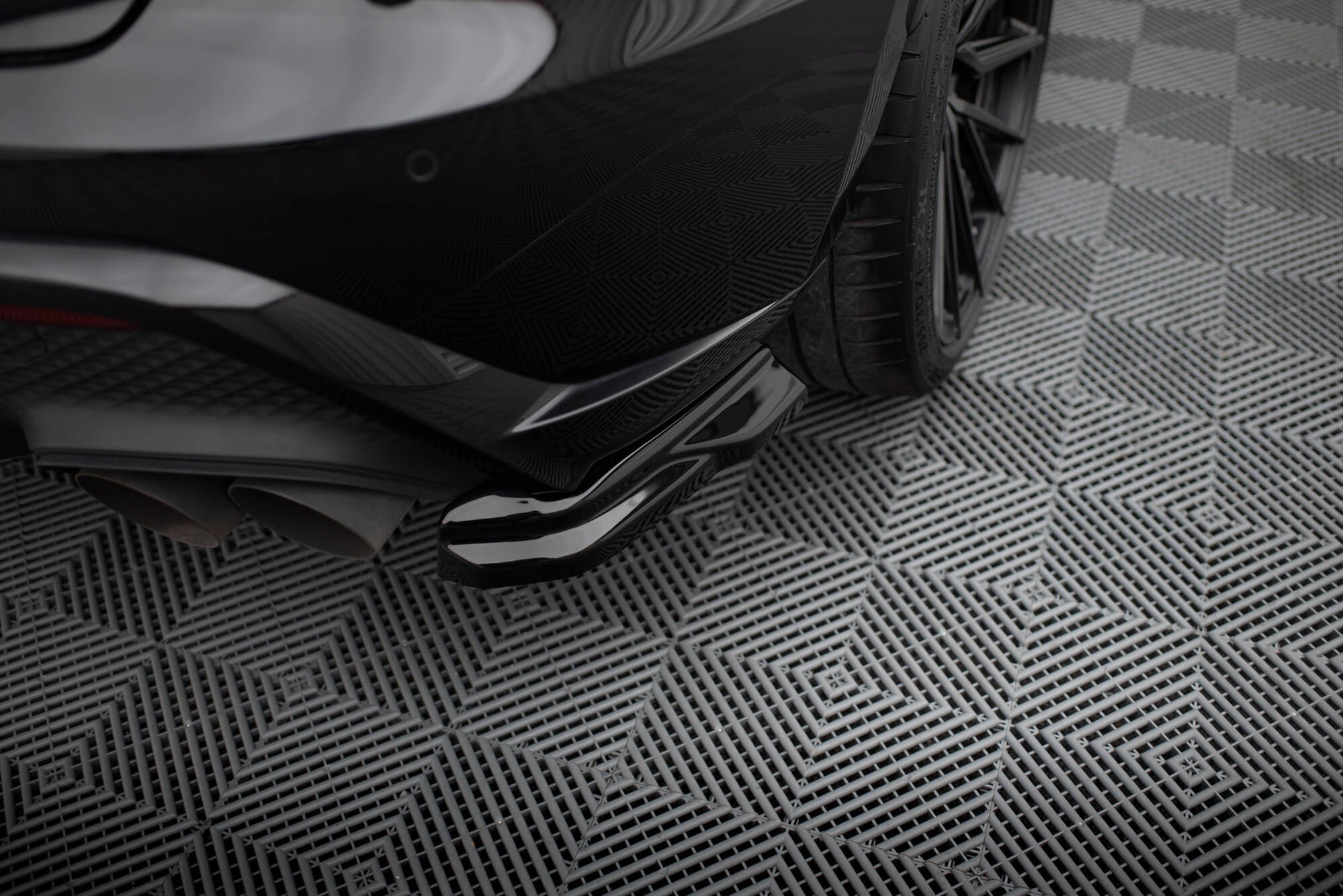 Maxton Design Heck Ansatz Flaps Diffusor passend für Porsche Macan GTS Mk1 Facelift 2 schwarz Hochglanz