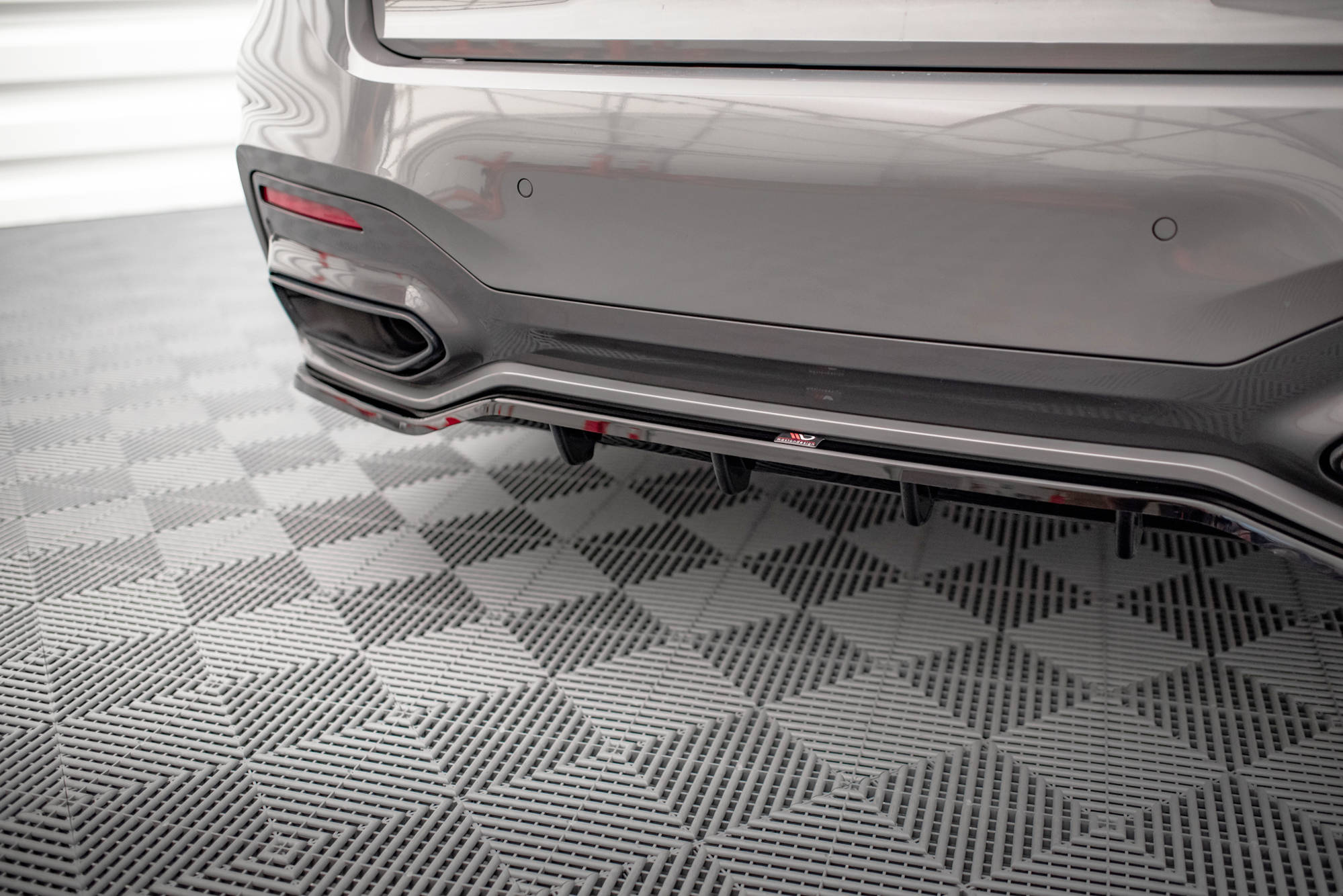 Maxton Design Street+ Mittlerer Diffusor RACE passend für V.1 BMW 7 M-Paket G11 / G12 Facelift schwarz Hochglanz
